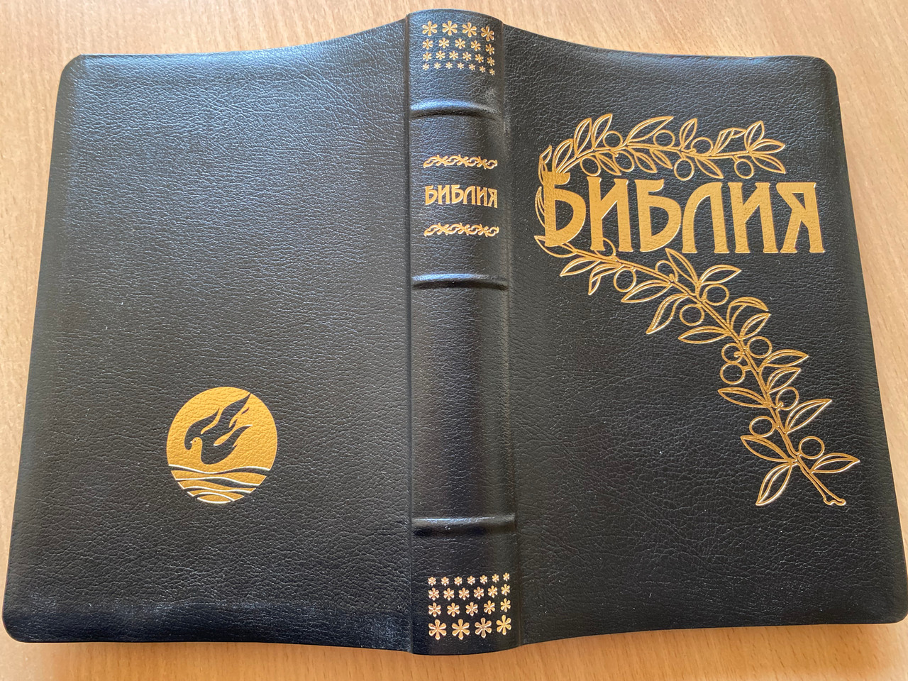 https://cdn10.bigcommerce.com/s-62bdpkt7pb/products/0/images/269438/Russian_Bible_-_Black_-_Black_Leather_bound_with_golden_cut_and_golden_edges_Ukrainian_Bible_Society_2019_FT1075601_18__55188.1678726824.1280.1280.JPG?c=2&_gl=1*1wdhl6d*_ga*MjA2NTIxMjE2MC4xNTkwNTEyNTMy*_ga_WS2VZYPC6G*MTY3ODcxMDQ2NC44MDEuMS4xNjc4NzI2Mzg1LjYwLjAuMA..
