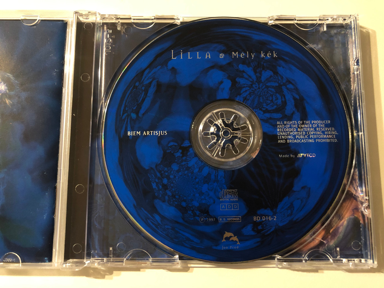 https://cdn10.bigcommerce.com/s-62bdpkt7pb/products/0/images/269862/Lilla_Mly_Kk_B.D._Records_Audio_CD_1997_BD_016-2_3__03953.1679295269.1280.1280.JPG?c=2&_gl=1*1yemhy3*_ga*MjA2NTIxMjE2MC4xNTkwNTEyNTMy*_ga_WS2VZYPC6G*MTY3OTI5NDk1OC44MTIuMS4xNjc5Mjk1MzY1LjYwLjAuMA..