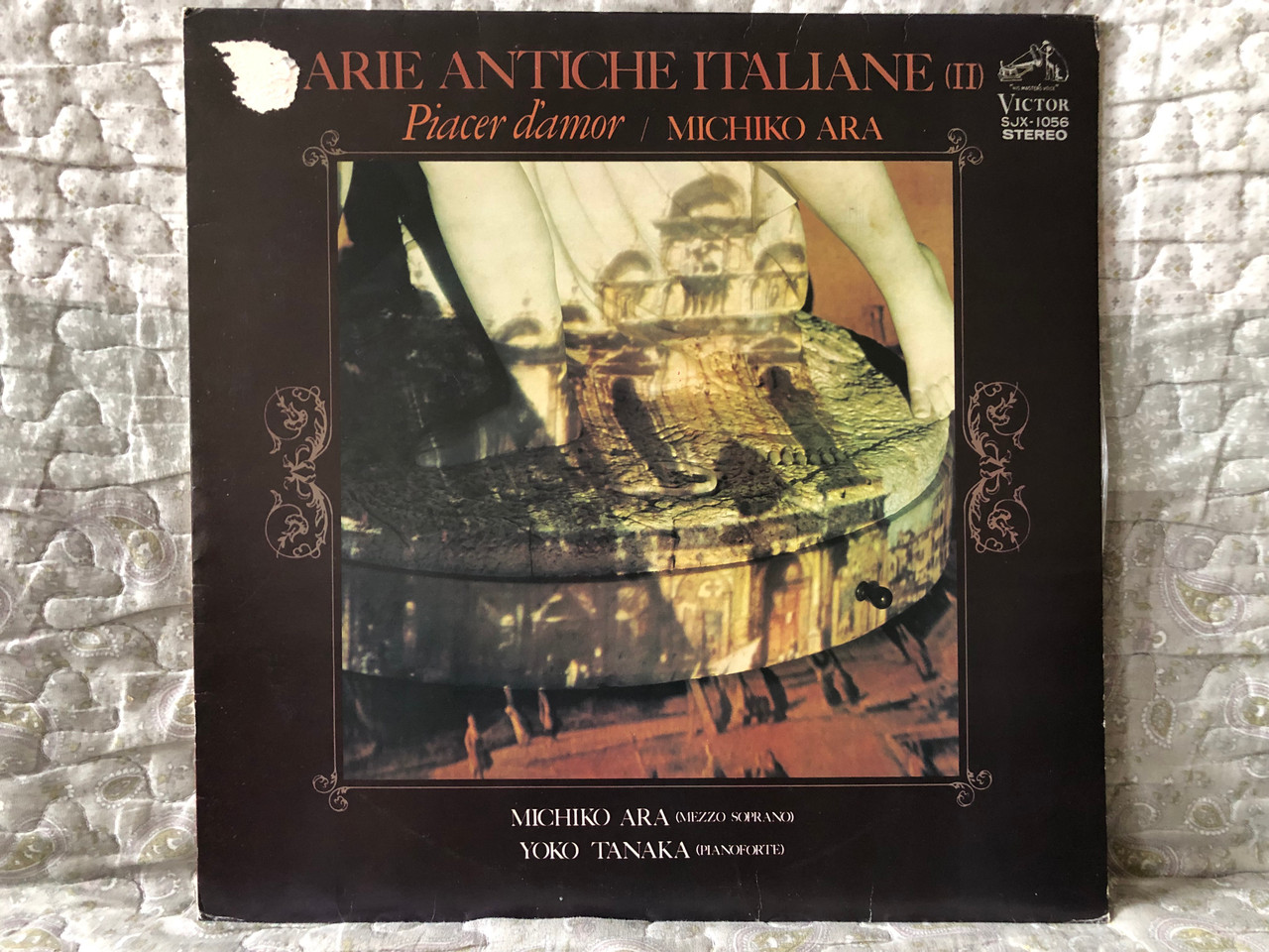 https://cdn10.bigcommerce.com/s-62bdpkt7pb/products/0/images/272100/Michiko_Ara_Arie_Antiche_Italiane_II_Piacer_Damor_Michiko_Ara_mezzo-soprano_Yoko_Tanaka_pianoforte_Victor_LP_Stereo_SJX-1056_1__62988.1680766936.1280.1280.JPG?c=2&_gl=1*40q81u*_ga*MjA2NTIxMjE2MC4xNTkwNTEyNTMy*_ga_WS2VZYPC6G*MTY4MDc2MTIwOS44MzguMS4xNjgwNzY2NTg5LjQxLjAuMA..