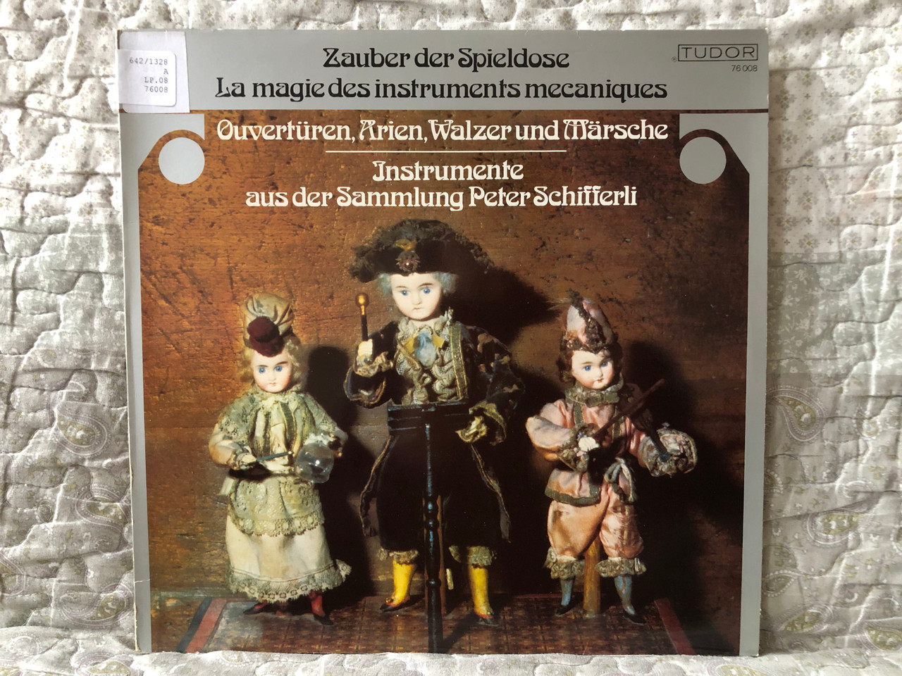 https://cdn10.bigcommerce.com/s-62bdpkt7pb/products/0/images/272102/Zauber_der_Spieldose_La_magic_des_instruments_mecaniques_-_Ouvertren_Arien_Walzer_und_Mrsche_-_Instrumente_aus_der_Sammlung_Peter_Schifferli_Tudor_LP_1981_Stereo_76_008_1__43304.1680767422.1280.1280.JPG?c=2&_gl=1*4u5jx9*_ga*MjA2NTIxMjE2MC4xNTkwNTEyNTMy*_ga_WS2VZYPC6G*MTY4MDc2MTIwOS44MzguMS4xNjgwNzY3Mzk4LjYwLjAuMA..