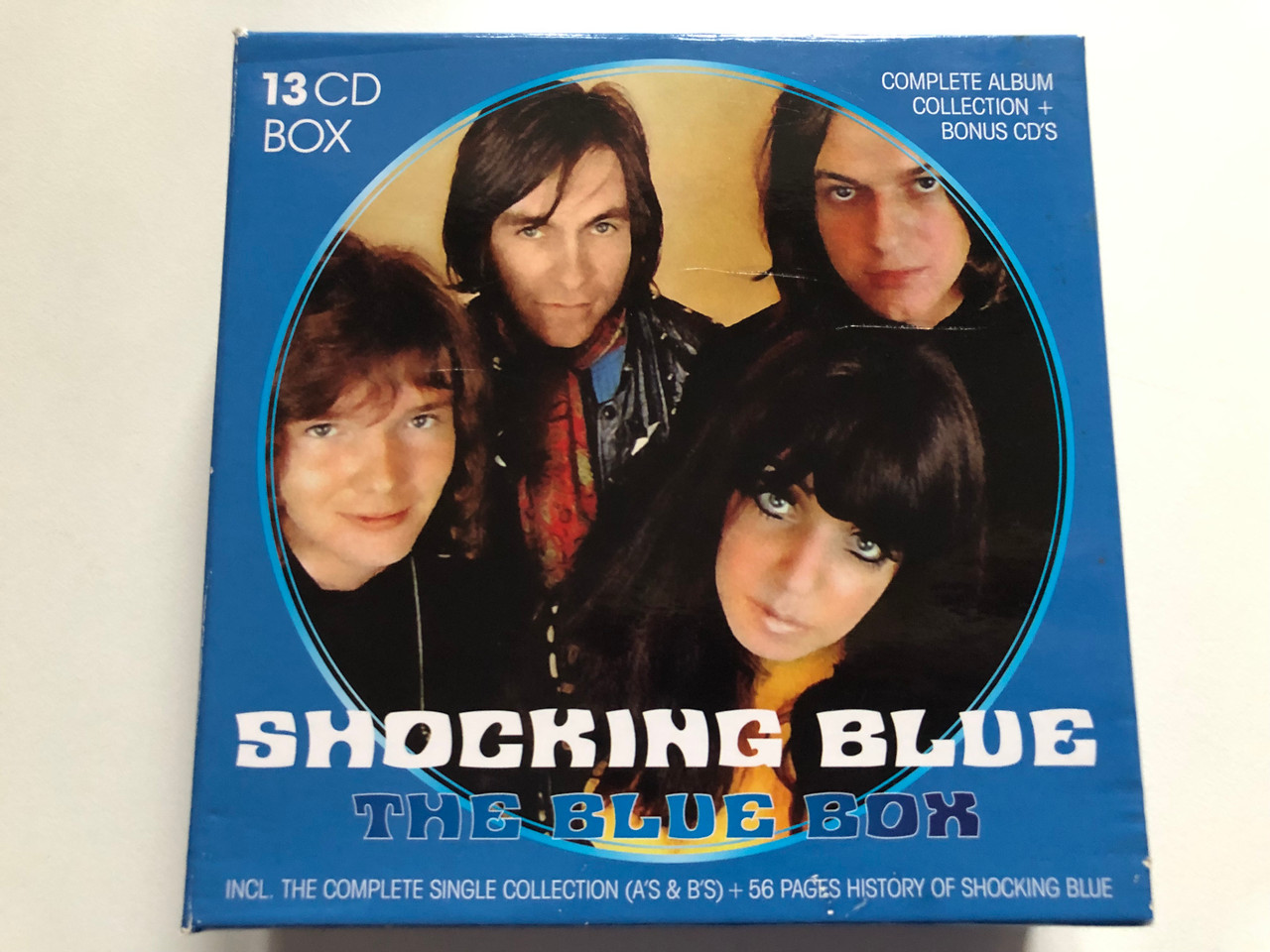 https://cdn10.bigcommerce.com/s-62bdpkt7pb/products/0/images/272311/Shocking_Blue_The_Blue_Box_Incl._The_Complete_Single_Collection_AS_BS_56_Pages_History_Of_Shocking_Blue_Complete_Album_Collection_Bonus_CDs_Red_Bullet_13x_Audio_CD_2017_Box_S_1__74824.1681144187.1280.1280.JPG?c=2&_gl=1*ifg43y*_ga*MjA2NTIxMjE2MC4xNTkwNTEyNTMy*_ga_WS2VZYPC6G*MTY4MTEzMTk2MC44NDIuMS4xNjgxMTQzODQxLjYwLjAuMA..