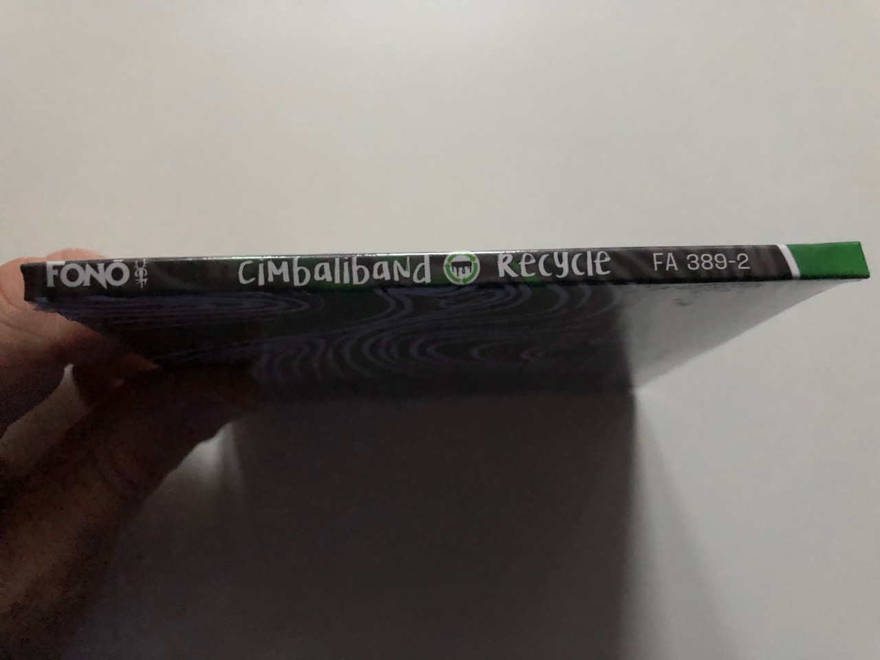 https://cdn10.bigcommerce.com/s-62bdpkt7pb/products/0/images/272375/Cimbaliband_Recycle_Fon_Records_Audio_CD_2016_FA_389-2_3__99343.1681234416.1280.1280.JPG?c=2&_gl=1*tshdur*_ga*MjA2NTIxMjE2MC4xNTkwNTEyNTMy*_ga_WS2VZYPC6G*MTY4MTIzMTIyMC44NDQuMS4xNjgxMjM0MzczLjE4LjAuMA..