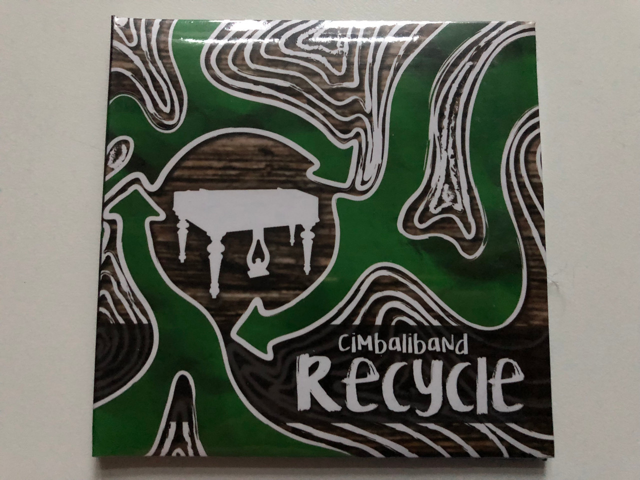https://cdn10.bigcommerce.com/s-62bdpkt7pb/products/0/images/272377/Cimbaliband_Recycle_Fon_Records_Audio_CD_2016_FA_389-2_1__33082.1681234418.1280.1280.JPG?c=2&_gl=1*tshdur*_ga*MjA2NTIxMjE2MC4xNTkwNTEyNTMy*_ga_WS2VZYPC6G*MTY4MTIzMTIyMC44NDQuMS4xNjgxMjM0MzczLjE4LjAuMA..