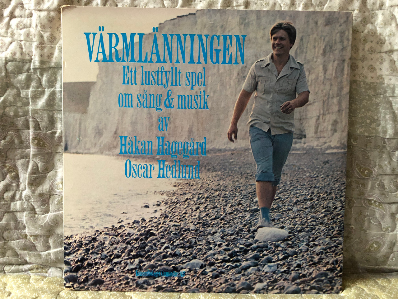 https://cdn10.bigcommerce.com/s-62bdpkt7pb/products/0/images/273695/Vrmlnningen_-_Ett_Lustfyllt_Spel_Om_Sng_Musik_av_Hkan_Hagegrd_Oscar_Hedlund_Gumaelius_LP_Gum_LP_01_1__33168.1683093906.1280.1280.JPG?c=2&_gl=1*1fczfza*_ga*MjA2NTIxMjE2MC4xNTkwNTEyNTMy*_ga_WS2VZYPC6G*MTY4MzA5MzYxNC44NzQuMC4xNjgzMDkzNjE0LjYwLjAuMA..