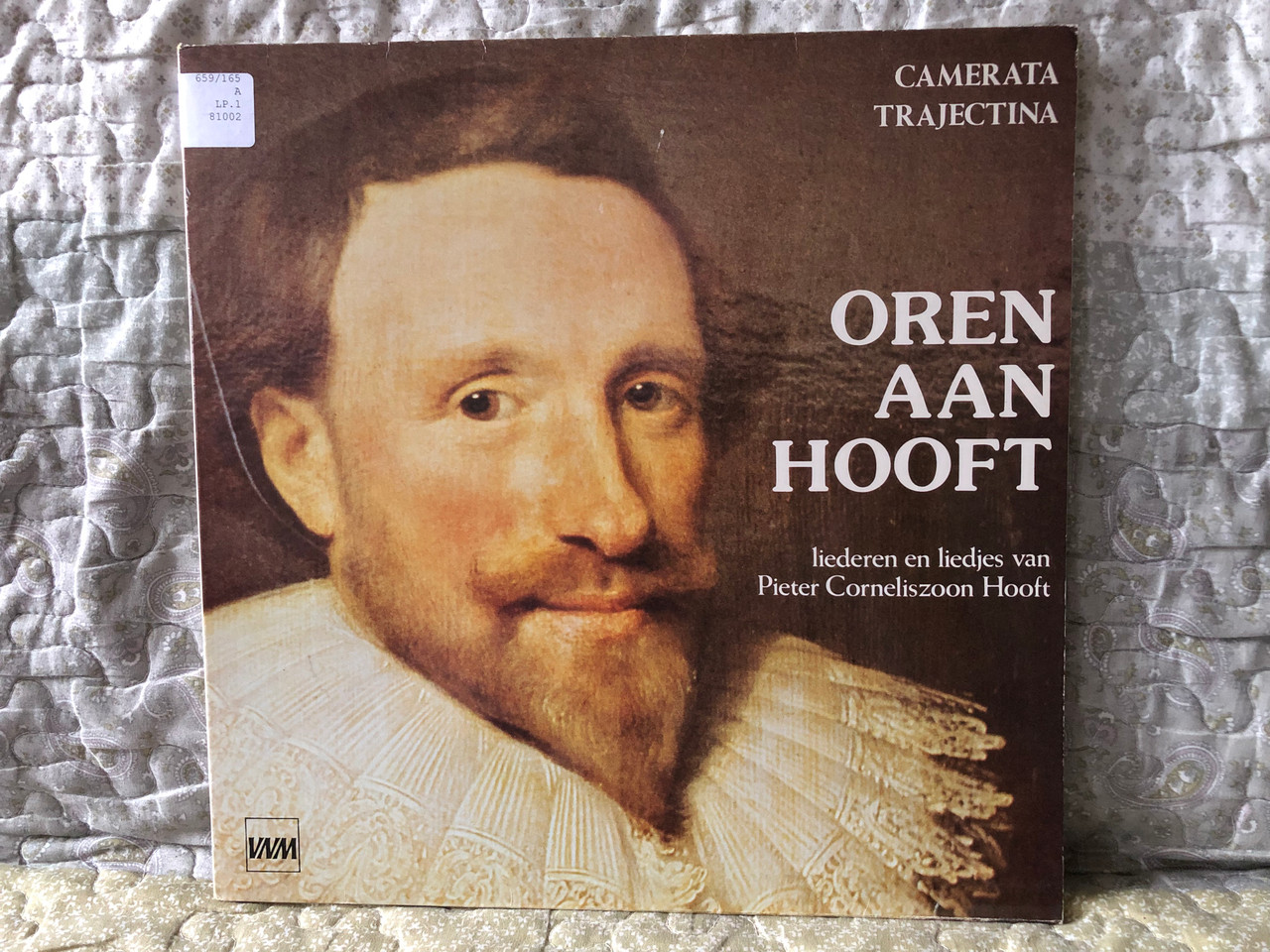 https://cdn10.bigcommerce.com/s-62bdpkt7pb/products/0/images/273714/Camerata_Trajectina_Oren_Aan_Hooft_liederen_en_liedjes_van_Pieter_Corneliszoon_Hooft_VNM_LP_Stereo_R_81002_1__34811.1683098181.1280.1280.JPG?c=2&_gl=1*1faxdz1*_ga*MjA2NTIxMjE2MC4xNTkwNTEyNTMy*_ga_WS2VZYPC6G*MTY4MzA5MzYxNC44NzQuMS4xNjgzMDk3ODQ0LjMzLjAuMA..