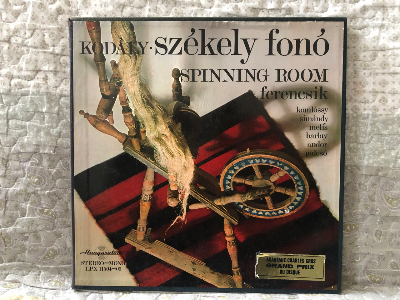 https://cdn10.bigcommerce.com/s-62bdpkt7pb/products/0/images/273822/Kodly_Szkely_Fono_Spinning_Room_-_Ferencsik_Komlssy_Simndy_Melis_Barlay_Andor_Palcs_Hungaroton_2x_LP_Stereo_Mono_LPX_11504-05_1__43424.1683192127.1280.1280.JPG?c=2&_gl=1*islzsz*_ga*MjA2NTIxMjE2MC4xNTkwNTEyNTMy*_ga_WS2VZYPC6G*MTY4MzE4MDIwOC44NzcuMS4xNjgzMTkxOTg5LjM0LjAuMA..