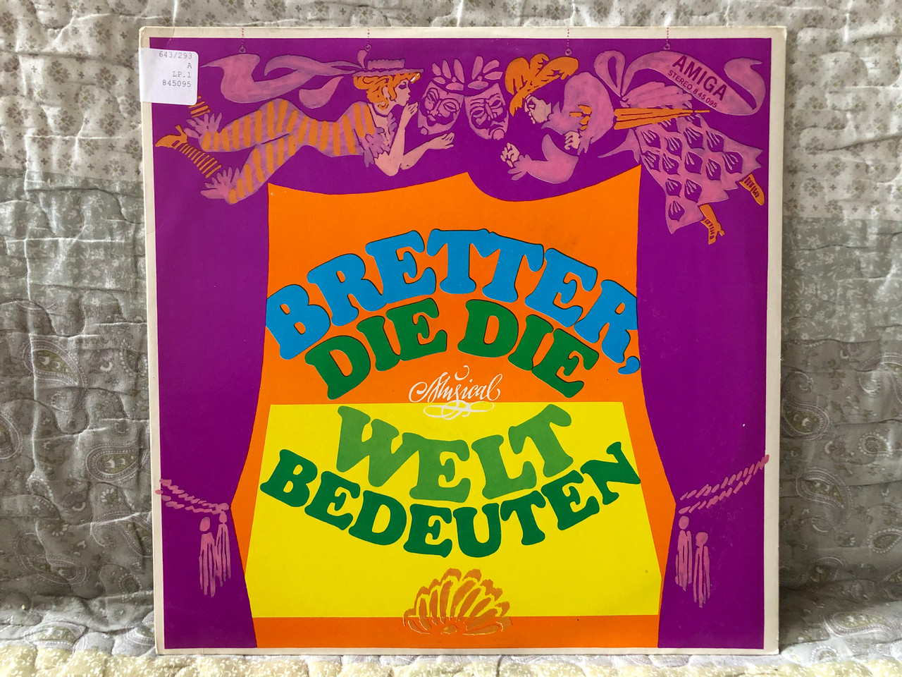 https://cdn10.bigcommerce.com/s-62bdpkt7pb/products/0/images/275179/Bretter_Die_Die_Welt_Bedeuten_AMIGA_LP_1973_8_45_095_1__37066.1684831928.1280.1280.JPG?c=2&_gl=1*4m02em*_ga*MjA2NTIxMjE2MC4xNTkwNTEyNTMy*_ga_WS2VZYPC6G*MTY4NDgzMDY5Ni45MDcuMS4xNjg0ODMxOTI1LjYwLjAuMA..