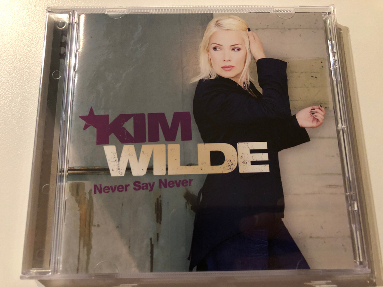 https://cdn10.bigcommerce.com/s-62bdpkt7pb/products/0/images/275452/Kim_Wilde_Never_Say_Never_EMI_Audio_CD_2006_00946_3_71863_2_9_1__78356.1685116174.1280.1280.JPG?c=2&_gl=1*1s7bmyg*_ga*MjA2NTIxMjE2MC4xNTkwNTEyNTMy*_ga_WS2VZYPC6G*MTY4NTEwNjUzMy45MTIuMS4xNjg1MTE2MTY4LjYwLjAuMA..