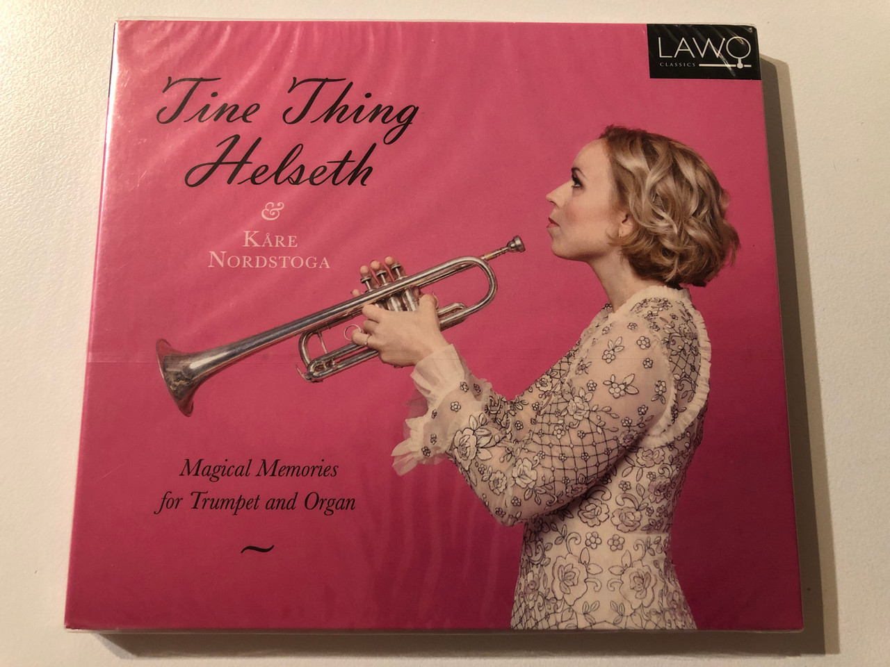 https://cdn10.bigcommerce.com/s-62bdpkt7pb/products/0/images/276095/Tine_Thing_Helseth_Kre_Nordstoga_Magical_Memories_for_Trumpet_and_Organ_Lawo_Classics_Audio_CD_2021_LWC1216_1__58985.1686149364.1280.1280.JPG?c=2&_gl=1*14u9p2n*_ga*MjA2NTIxMjE2MC4xNTkwNTEyNTMy*_ga_WS2VZYPC6G*MTY4NjE0NjEyNC45MzEuMS4xNjg2MTQ5Mzk0LjYwLjAuMA..