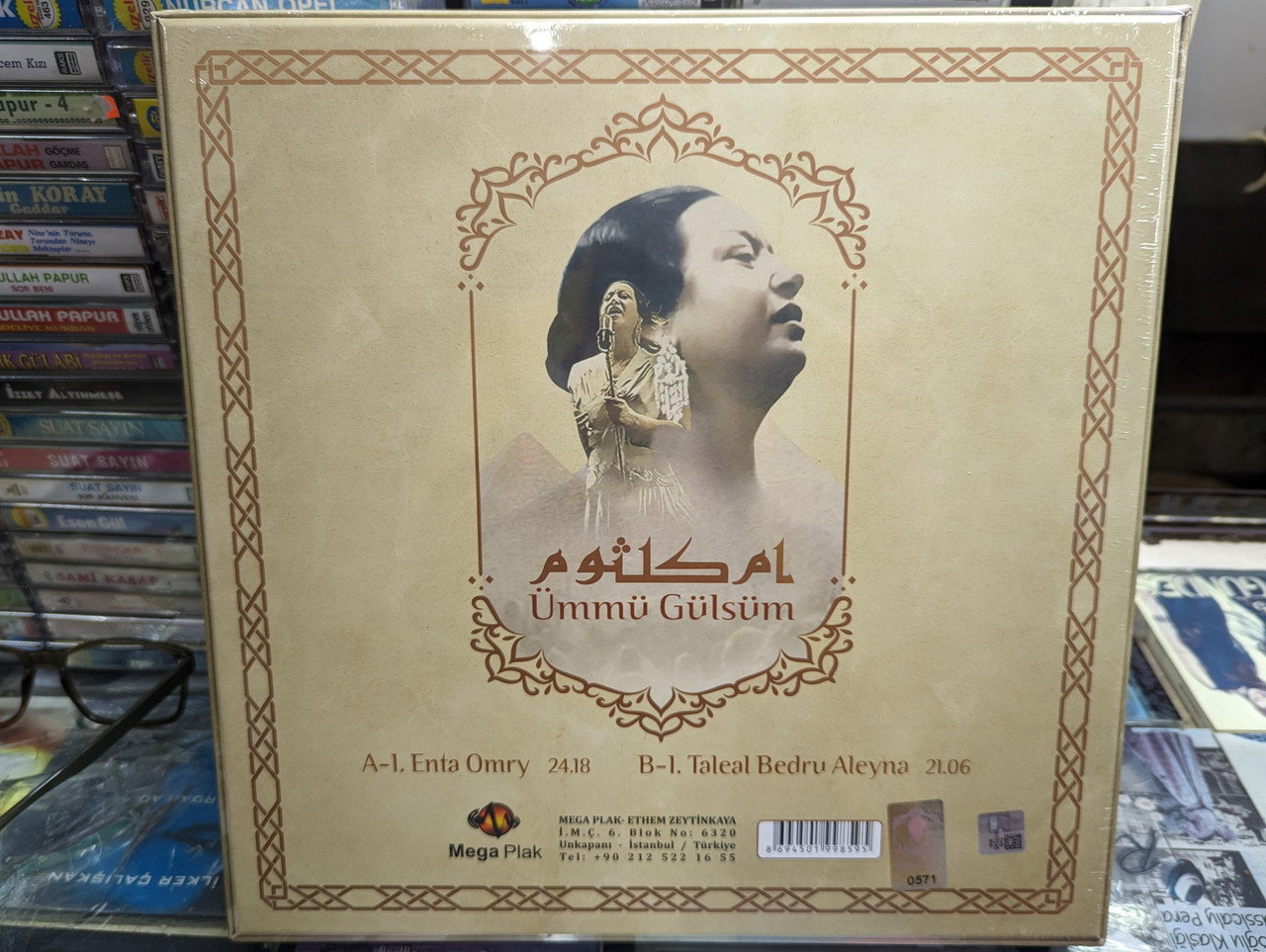 https://cdn10.bigcommerce.com/s-62bdpkt7pb/products/0/images/276434/mm_Glsm_Enta_Omry_Special_Box_Set_Limited_Edition_Compact_Disc_180_Gr._Vinyl_Coaster_Mega_Plak_Audio_CD_LP_Box_Set_8694501998595_2__60772.1686564418.1280.1280.jpg?c=2&_gl=1*1wr53kn*_ga*MjA2NTIxMjE2MC4xNTkwNTEyNTMy*_ga_WS2VZYPC6G*MTY4NjU0OTU5MC45MzcuMS4xNjg2NTY0MjI1LjMwLjAuMA..