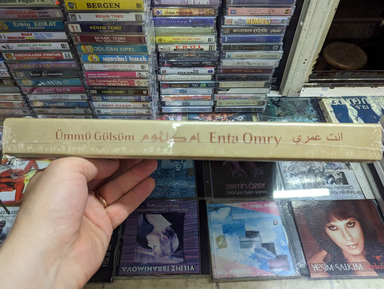 https://cdn10.bigcommerce.com/s-62bdpkt7pb/products/0/images/276435/mm_Glsm_Enta_Omry_Special_Box_Set_Limited_Edition_Compact_Disc_180_Gr._Vinyl_Coaster_Mega_Plak_Audio_CD_LP_Box_Set_8694501998595_3__07651.1686564424.1280.1280.jpg?c=2&_gl=1*1wr53kn*_ga*MjA2NTIxMjE2MC4xNTkwNTEyNTMy*_ga_WS2VZYPC6G*MTY4NjU0OTU5MC45MzcuMS4xNjg2NTY0MjI1LjMwLjAuMA..