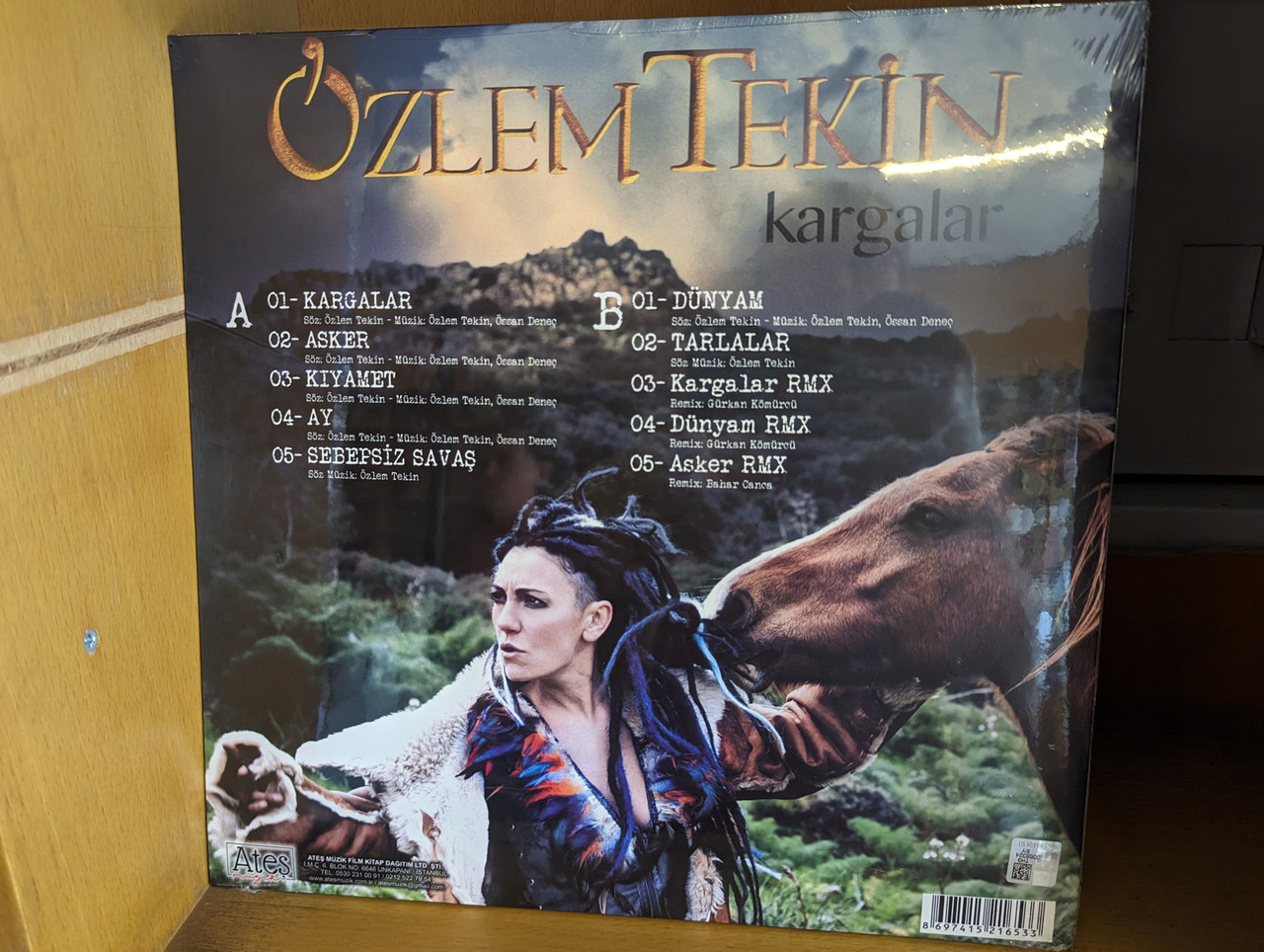 https://cdn10.bigcommerce.com/s-62bdpkt7pb/products/0/images/276441/zlem_Tekin_Kargalar_Ate_Mzik_LP_2023_2__14478.1686565354.1280.1280.jpg?c=2&_gl=1*udihdu*_ga*MjA2NTIxMjE2MC4xNTkwNTEyNTMy*_ga_WS2VZYPC6G*MTY4NjU0OTU5MC45MzcuMS4xNjg2NTY1MjU5LjM0LjAuMA..