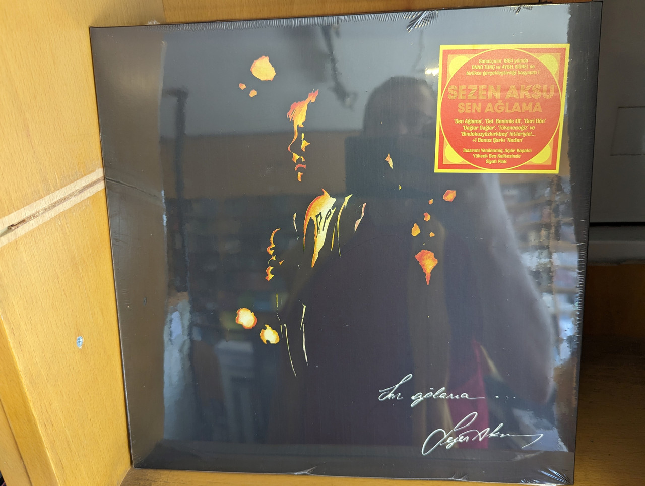 https://cdn10.bigcommerce.com/s-62bdpkt7pb/products/0/images/276444/Sezen_Aksu_Sen_Alama_SN_Music_Publishing_LP_2019_SN-000603_1__83747.1686631821.1280.1280.jpg?c=2&_gl=1*qujpvw*_ga*MjA2NTIxMjE2MC4xNTkwNTEyNTMy*_ga_WS2VZYPC6G*MTY4NjYzMTQ5Ni45MzguMS4xNjg2NjMxNzIzLjQzLjAuMA..