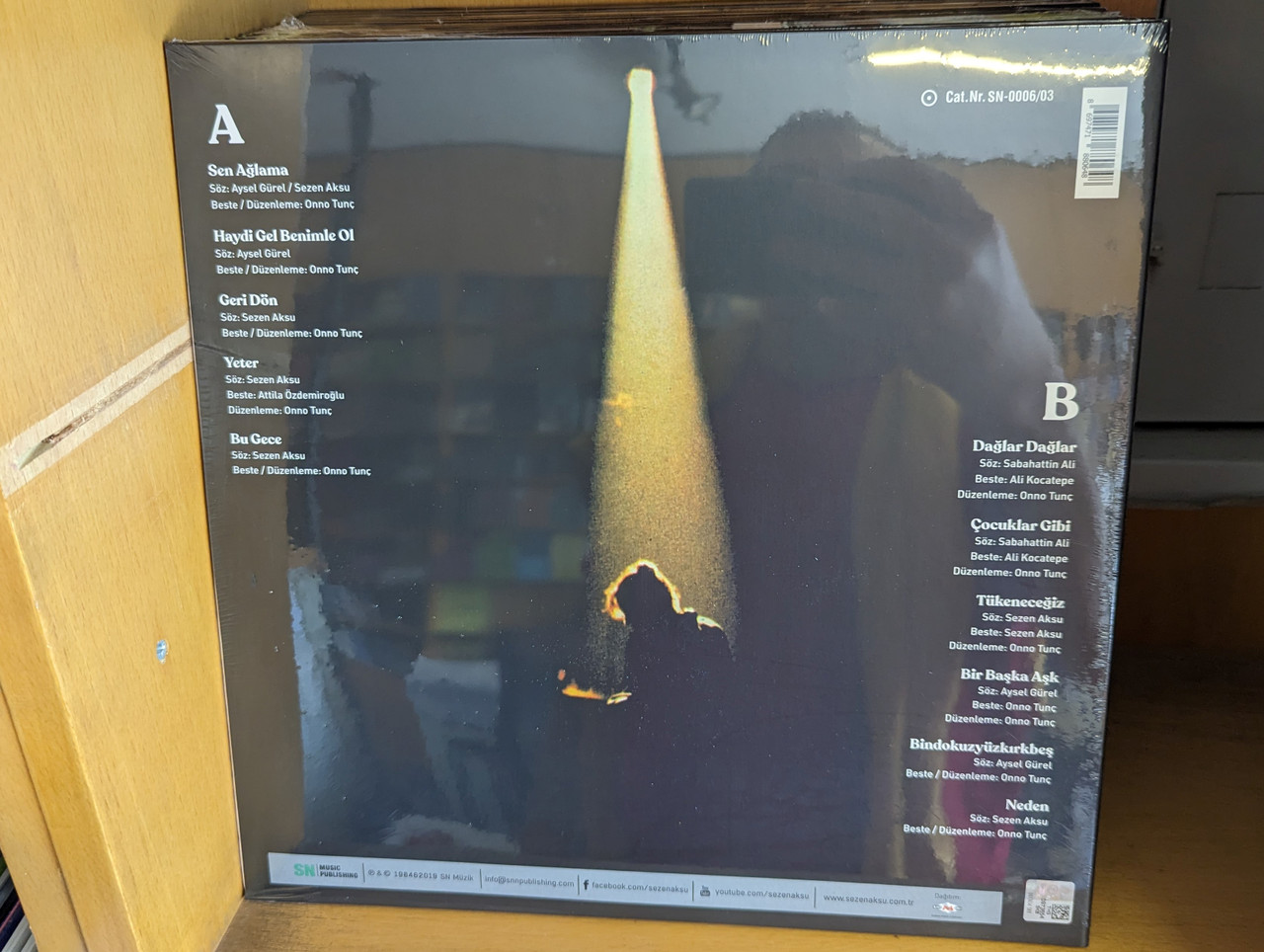 https://cdn10.bigcommerce.com/s-62bdpkt7pb/products/0/images/276445/Sezen_Aksu_Sen_Alama_SN_Music_Publishing_LP_2019_SN-000603_2__41667.1686631827.1280.1280.jpg?c=2&_gl=1*qujpvw*_ga*MjA2NTIxMjE2MC4xNTkwNTEyNTMy*_ga_WS2VZYPC6G*MTY4NjYzMTQ5Ni45MzguMS4xNjg2NjMxNzIzLjQzLjAuMA..