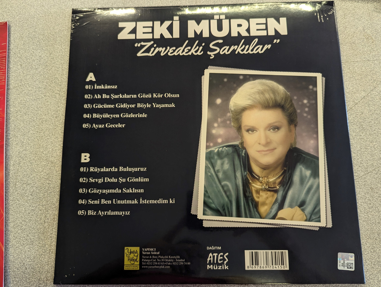 https://cdn10.bigcommerce.com/s-62bdpkt7pb/products/0/images/276461/Zeki_Mren_Zirvedeki_arklar_Yavuz_Bur_Plaklk_Kasetilik_LP_8697869704150_2__92480.1686646413.1280.1280.jpg?c=2&_gl=1*1em0301*_ga*MjA2NTIxMjE2MC4xNTkwNTEyNTMy*_ga_WS2VZYPC6G*MTY4NjY0Mzg1My45MzkuMS4xNjg2NjQ2MjIwLjIwLjAuMA..
