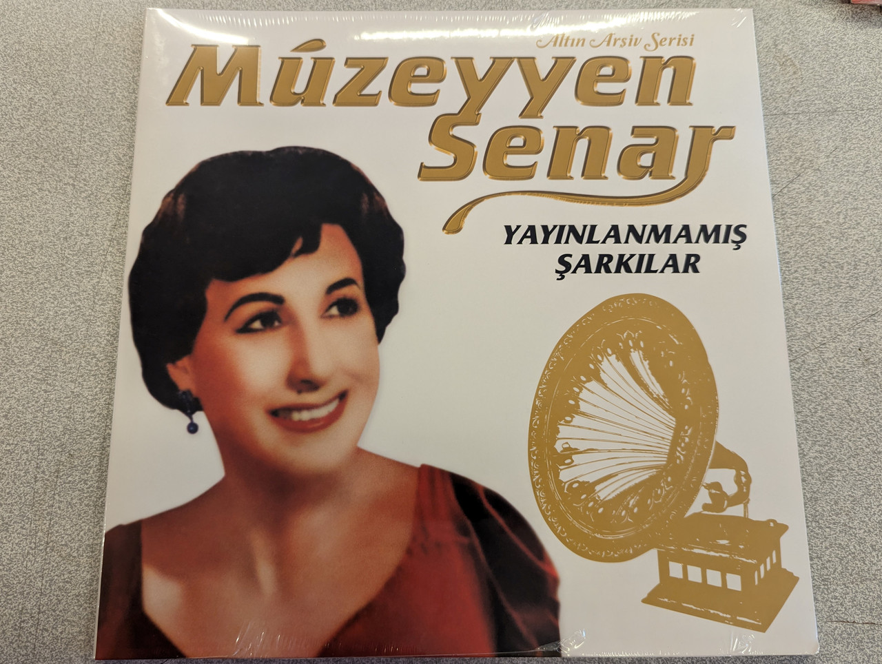 https://cdn10.bigcommerce.com/s-62bdpkt7pb/products/0/images/276462/Mzeyyen_Senar_Yaynlanmam_arklar_Altin_Arsiv_Serisi_Yavuz_Bur_Plaklk_Kasetilik_LP_8697420657796_1__68365.1686646775.1280.1280.jpg?c=2&_gl=1*1kmct14*_ga*MjA2NTIxMjE2MC4xNTkwNTEyNTMy*_ga_WS2VZYPC6G*MTY4NjY0Mzg1My45MzkuMS4xNjg2NjQ2NjAwLjU3LjAuMA..