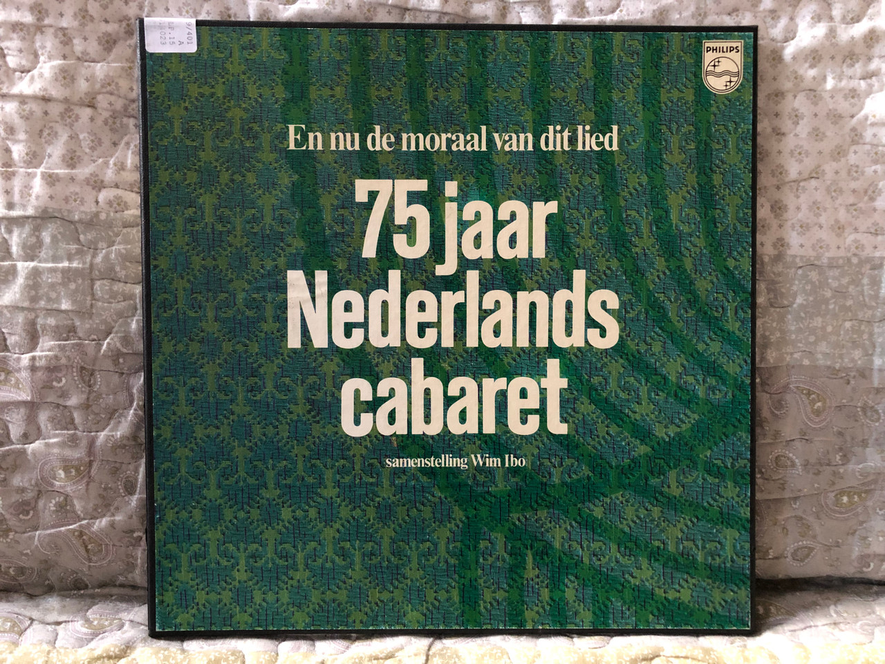 https://cdn10.bigcommerce.com/s-62bdpkt7pb/products/0/images/276575/En_Nu_De_Moraal_Van_Dit_Lied_-_75_Jaar_Nederlands_Cabaret_-_samenstelling_Wim_Ibo_Philips_2x_LP_Box_Set_6614_023_1__86825.1686732211.1280.1280.JPG?c=2&_gl=1*qugefr*_ga*MjA2NTIxMjE2MC4xNTkwNTEyNTMy*_ga_WS2VZYPC6G*MTY4NjcyMDUwMy45NDEuMS4xNjg2NzMyMDE5LjQ4LjAuMA..
