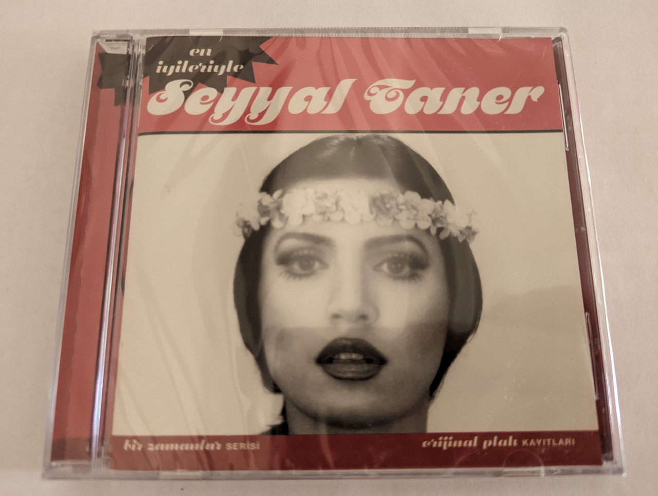 https://cdn10.bigcommerce.com/s-62bdpkt7pb/products/0/images/279374/En_yileriyle_Seyyal_Taner_Bir_Zamanlar_Serisi_Ossi_Mzik_Audio_CD_2005_520226_2_1__99844.1687852728.1280.1280.jpg?c=2&_gl=1*1lvva3m*_ga*MjA2NTIxMjE2MC4xNTkwNTEyNTMy*_ga_WS2VZYPC6G*MTY4Nzg0NjM3Ni45NjYuMS4xNjg3ODUyMzMwLjM2LjAuMA..