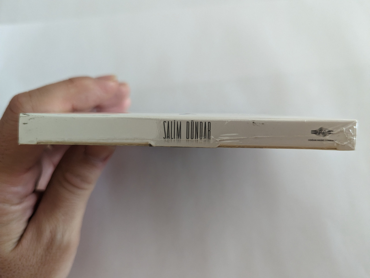 https://cdn10.bigcommerce.com/s-62bdpkt7pb/products/0/images/279427/Salim_Dndar_Ama_Sen_Yoksun_Doan_Music_Company_Audio_CD_DMC-103119_3__80324.1687860956.1280.1280.jpg?c=2&_gl=1*6ph7gp*_ga*MjA2NTIxMjE2MC4xNTkwNTEyNTMy*_ga_WS2VZYPC6G*MTY4Nzg0NjM3Ni45NjYuMS4xNjg3ODYwODQ2LjMyLjAuMA..