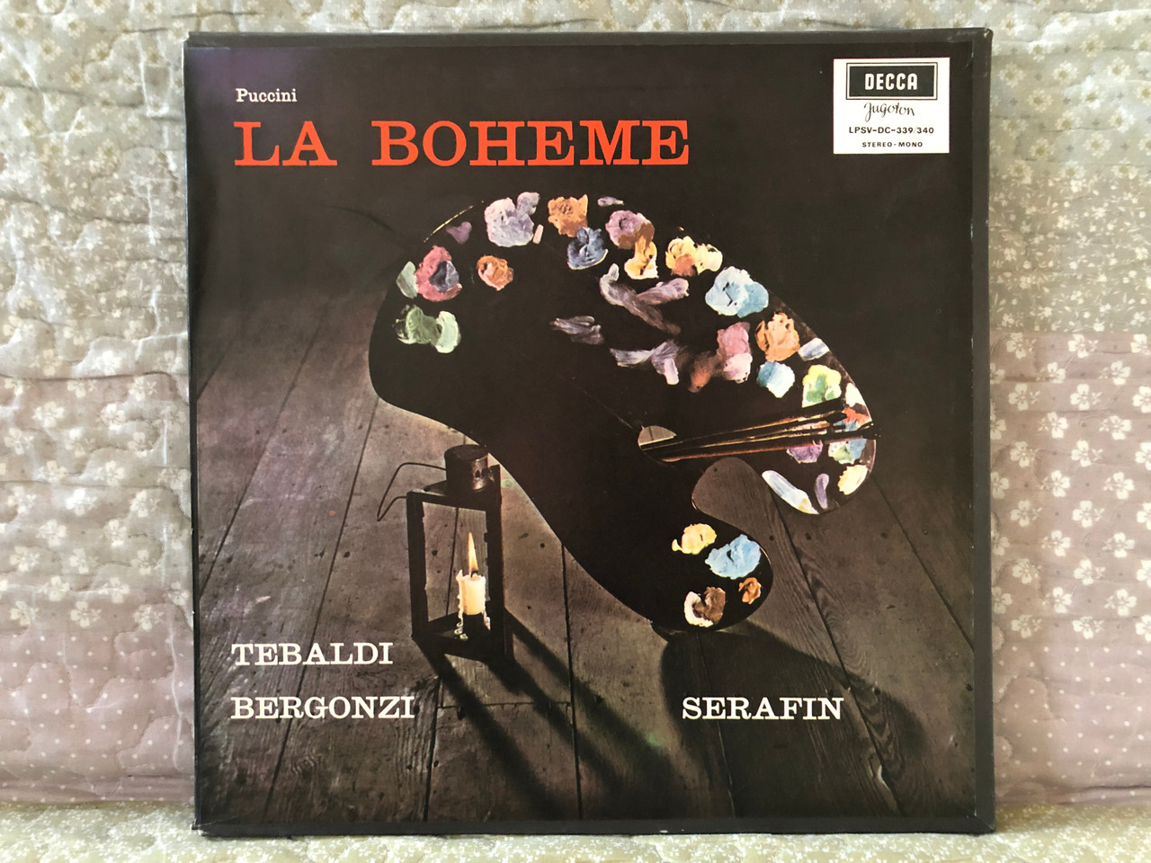 https://cdn10.bigcommerce.com/s-62bdpkt7pb/products/0/images/281202/Puccini_La_Bohme_-_Tebaldi_Bergonzi_Serafin_Decca_2x_LP_Box_Set_Stereo-Mono_LPSV-DC-339340_1__60577.1688575111.1280.1280.JPG?c=2&_gl=1*ro2zt5*_ga*MjA2NTIxMjE2MC4xNTkwNTEyNTMy*_ga_WS2VZYPC6G*MTY4ODU3Mjg4Ni45NzUuMS4xNjg4NTc1MTA4LjYwLjAuMA..