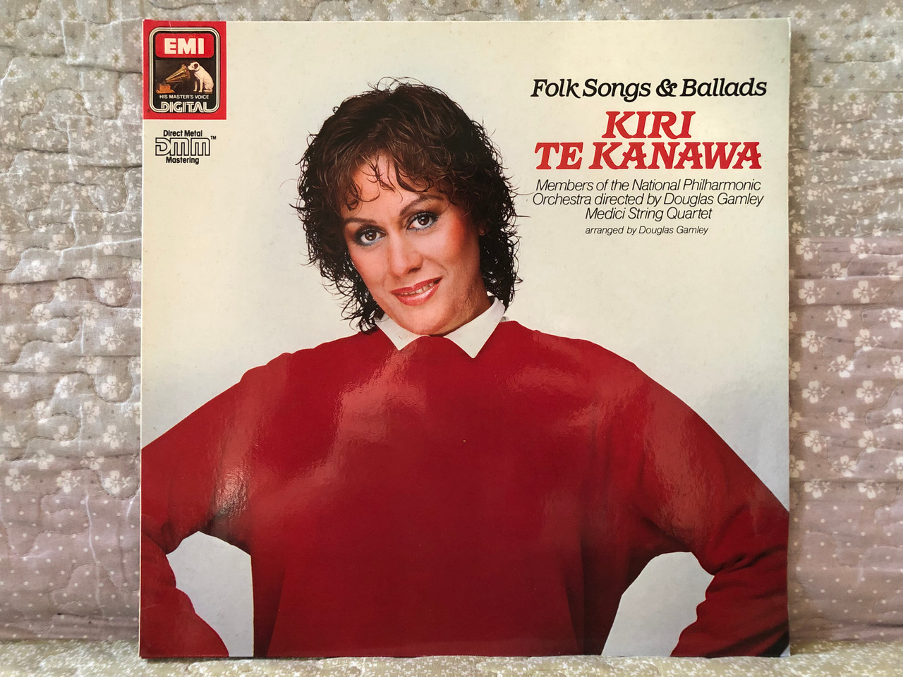 https://cdn10.bigcommerce.com/s-62bdpkt7pb/products/0/images/281570/Kiri_Te_Kanawa_Folk_Songs_Ballads_-_Members_of_the_National_Philharmonic_Orchestra_directed_by_Douglas_Gamley_Medici_String_Quartet._Arranged_By_Douglas_Gamley_EMI_LP_Stereo_1984_1C_067_2_1__35916.1688667971.1280.1280.JPG?c=2&_gl=1*1v9wrap*_ga*MjA2NTIxMjE2MC4xNTkwNTEyNTMy*_ga_WS2VZYPC6G*MTY4ODY2NTc5NC45NzcuMS4xNjg4NjY3NDMzLjUxLjAuMA..