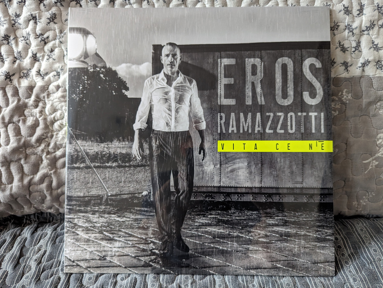 https://cdn10.bigcommerce.com/s-62bdpkt7pb/products/0/images/282495/Eros_Ramazzotti_Vita_Ce_N_Polydor_2x_LP_2018_0602567966807_1__19506.1688978522.1280.1280.jpg?c=2&_gl=1*5hemc6*_ga*MjA2NTIxMjE2MC4xNTkwNTEyNTMy*_ga_WS2VZYPC6G*MTY4ODk2OTUyNS45ODEuMS4xNjg4OTc4NDI4LjU4LjAuMA..