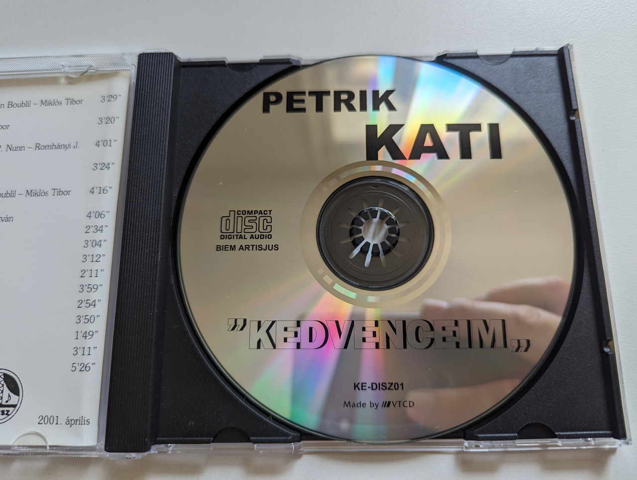 https://cdn10.bigcommerce.com/s-62bdpkt7pb/products/0/images/282559/Petrik_Kati_-_Kedvenceim_-_Musical-ek_Magyarul_Orokzold_Tancdalok_Kedisz_Audio_CD_KE-DISZ01_3__02266.1688984609.1280.1280.jpg?c=2&_gl=1*16ch15r*_ga*MjA2NTIxMjE2MC4xNTkwNTEyNTMy*_ga_WS2VZYPC6G*MTY4ODk2OTUyNS45ODEuMS4xNjg4OTg0NjAzLjYwLjAuMA..