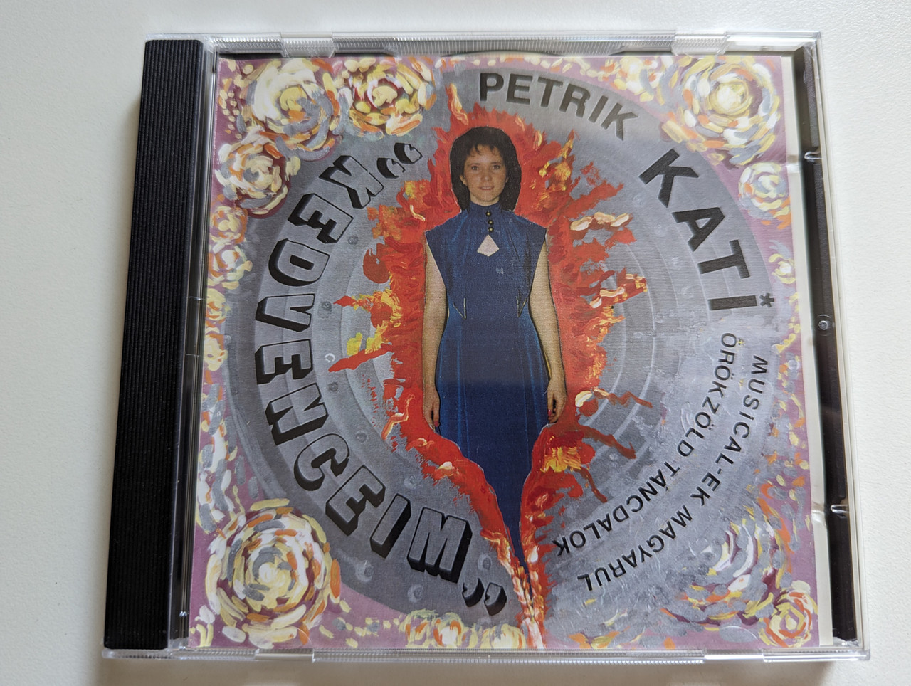 https://cdn10.bigcommerce.com/s-62bdpkt7pb/products/0/images/282561/Petrik_Kati_-_Kedvenceim_-_Musical-ek_Magyarul_Orokzold_Tancdalok_Kedisz_Audio_CD_KE-DISZ01_1__41866.1688984609.1280.1280.jpg?c=2&_gl=1*16ch15r*_ga*MjA2NTIxMjE2MC4xNTkwNTEyNTMy*_ga_WS2VZYPC6G*MTY4ODk2OTUyNS45ODEuMS4xNjg4OTg0NjAzLjYwLjAuMA..