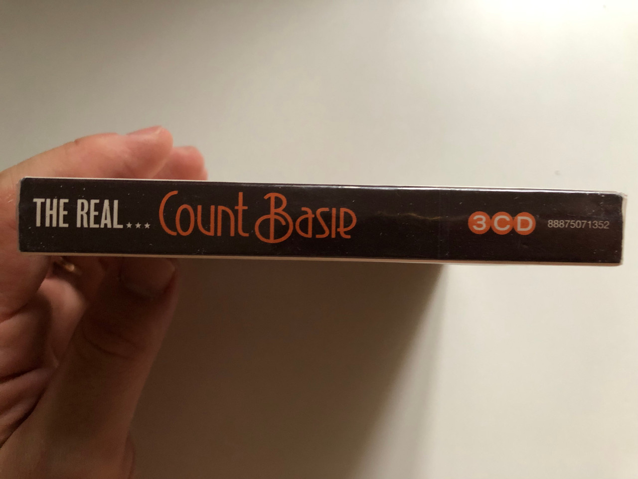 https://cdn10.bigcommerce.com/s-62bdpkt7pb/products/0/images/283436/The_Real..._Count_Basie_The_Ultimate_Collection_Columbia_3x_Audio_CD_Box_Set_2015_88875071352_3__06188.1689319373.1280.1280.JPG?c=2&_gl=1*1ml1i70*_ga*MjA2NTIxMjE2MC4xNTkwNTEyNTMy*_ga_WS2VZYPC6G*MTY4OTMxNTc2OS45ODUuMS4xNjg5MzE5MzQyLjYwLjAuMA..