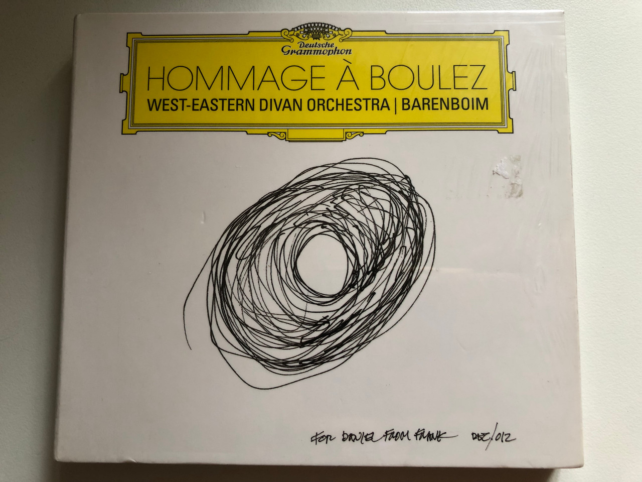 https://cdn10.bigcommerce.com/s-62bdpkt7pb/products/0/images/284568/Hommage_Boulez_-_West-Eastern_Divan_Orchestra_Barenboim_Deutsche_Grammophon_2x_Audio_CD_2017_479_7160_1__87922.1689597379.1280.1280.JPG?c=2&_gl=1*f418yg*_ga*MjA2NTIxMjE2MC4xNTkwNTEyNTMy*_ga_WS2VZYPC6G*MTY4OTU5Mzg0OC45ODcuMS4xNjg5NTk2OTcwLjM0LjAuMA..