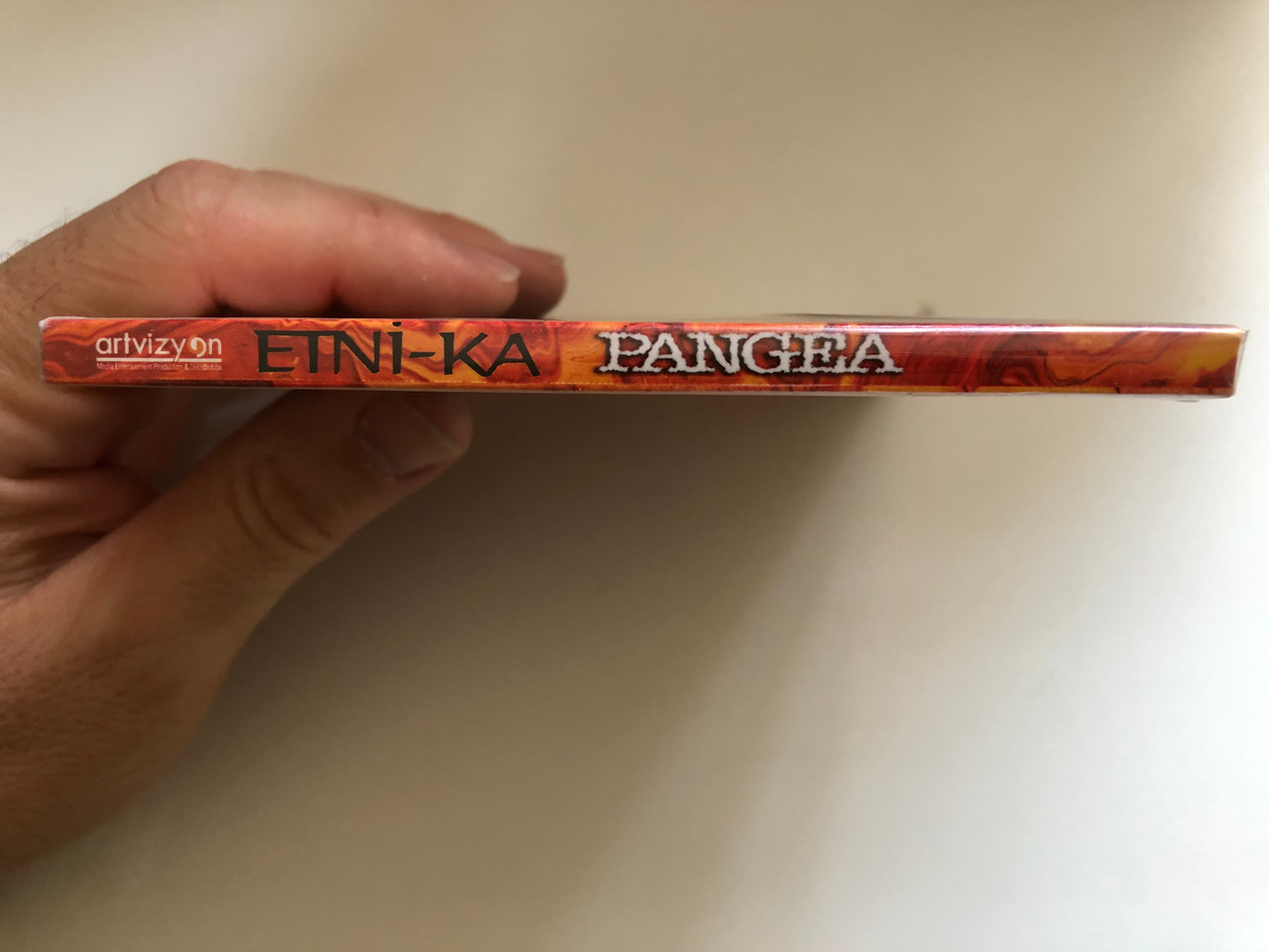 https://cdn10.bigcommerce.com/s-62bdpkt7pb/products/0/images/287423/Etni-Ka_Pangea_Artvizyon_Audio_CD_3__92149.1690277080.1280.1280.JPG?c=2&_gl=1*185ezqq*_ga*MjA2NTIxMjE2MC4xNTkwNTEyNTMy*_ga_WS2VZYPC6G*MTY5MDI2NTMxNy45OTUuMS4xNjkwMjc2OTg0LjMuMC4w