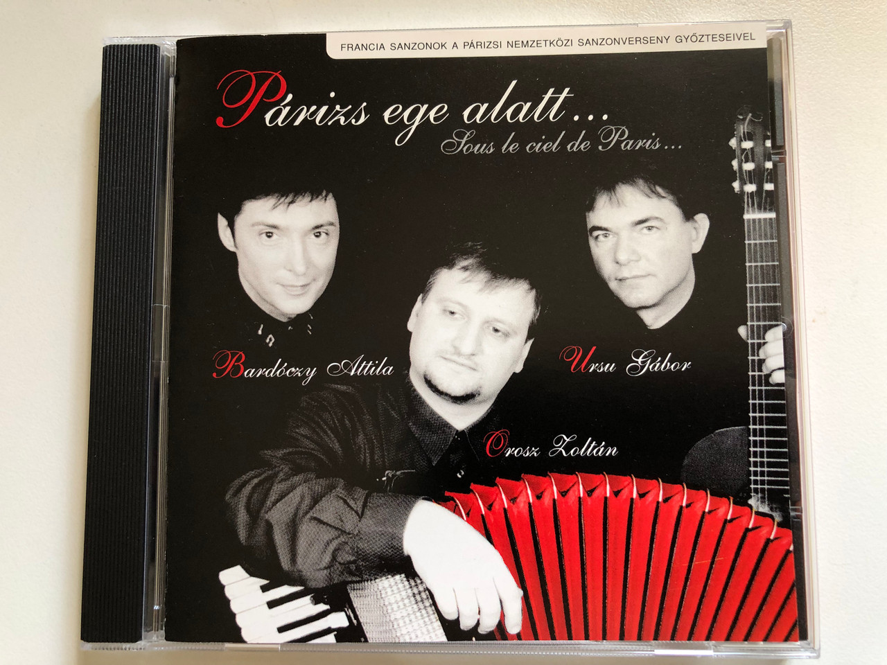 https://cdn10.bigcommerce.com/s-62bdpkt7pb/products/0/images/287788/Prizs_Ege_Alatt..._Sous_Le_Ciel_De_Paris_-_Bardczy_Attila_Orosz_Zoltn_Ursu_Gbor_Kadencia_Kft._Audio_CD_2002_KA-CD_450_1__23498.1690359948.1280.1280.JPG?c=2&_gl=1*mh9c5w*_ga*MjA2NTIxMjE2MC4xNTkwNTEyNTMy*_ga_WS2VZYPC6G*MTY5MDM0ODgwMi45OTYuMS4xNjkwMzU5MDQyLjQxLjAuMA..