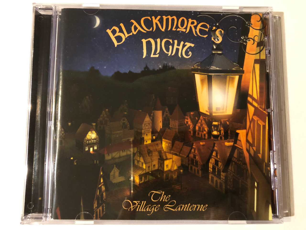 https://cdn10.bigcommerce.com/s-62bdpkt7pb/products/0/images/293314/Blackmores_Night_The_Village_Lanterne_Steamhammer_Audio_CD_2006_SPV_99702_CD_1__83352.1692098380.1280.1280.JPG?c=2&_gl=1*jejlmv*_ga*MjA2NTIxMjE2MC4xNTkwNTEyNTMy*_ga_WS2VZYPC6G*MTY5MjA5Nzc0Mi4xMDI1LjEuMTY5MjA5ODMwNy4yOC4wLjA.