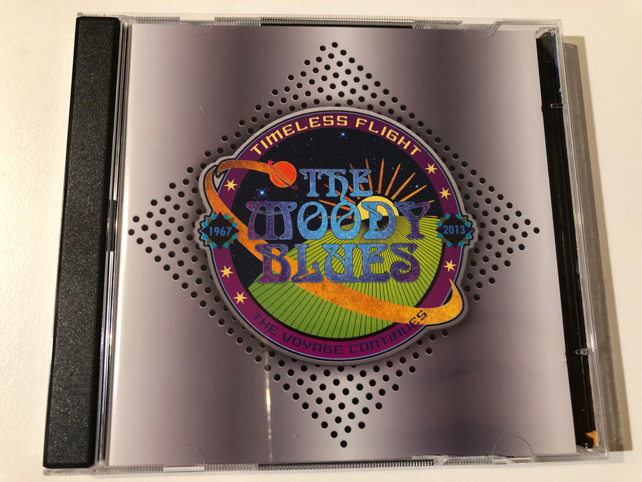 https://cdn10.bigcommerce.com/s-62bdpkt7pb/products/0/images/293685/The_Moody_Blues_Timeless_Flight_-_The_Voyage_Continues_-_1967-2013_Threshold_2x_Audio_CD_2013_534_324-4_1__23377.1692189534.1280.1280.JPG?c=2&_gl=1*agughg*_ga*MjA2NTIxMjE2MC4xNTkwNTEyNTMy*_ga_WS2VZYPC6G*MTY5MjE4OTA1NS4xMDMwLjEuMTY5MjE4OTE5Mi4yNC4wLjA.