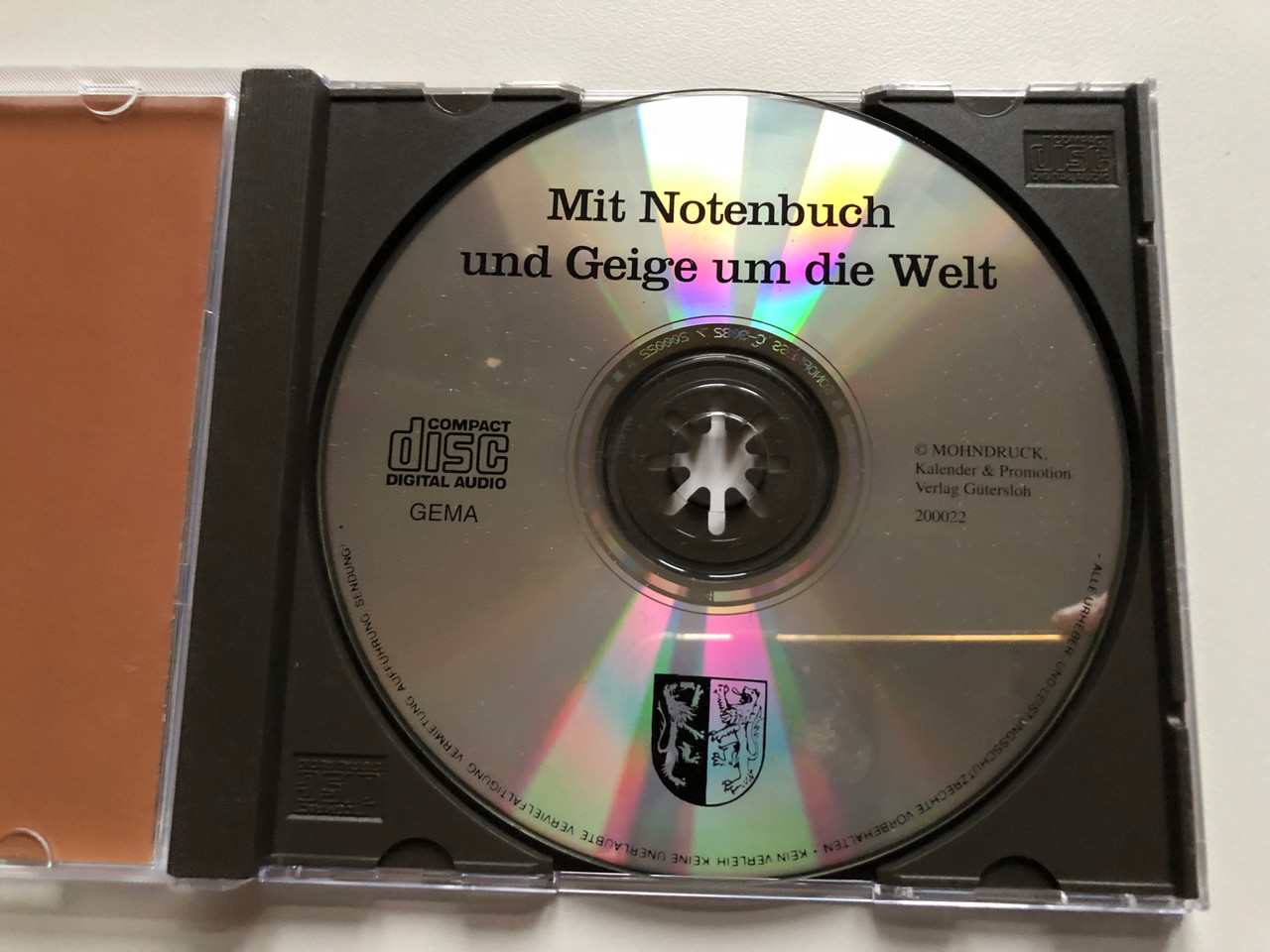 https://cdn10.bigcommerce.com/s-62bdpkt7pb/products/0/images/294350/Mit_Notenbuch_und_Geige_um_die_Welt_-_Musik_aus_der_Feder_westpfalzischer_Wandermusikanten_Mohndruck_Kalender_Promotion_Verlag_Audio_CD_200022_3__10905.1692344975.1280.1280.JPG?c=2&_gl=1*l37x5y*_ga*MjA2NTIxMjE2MC4xNTkwNTEyNTMy*_ga_WS2VZYPC6G*MTY5MjMzNTU2Ny4xMDM1LjEuMTY5MjM0NDY1NS40NS4wLjA.