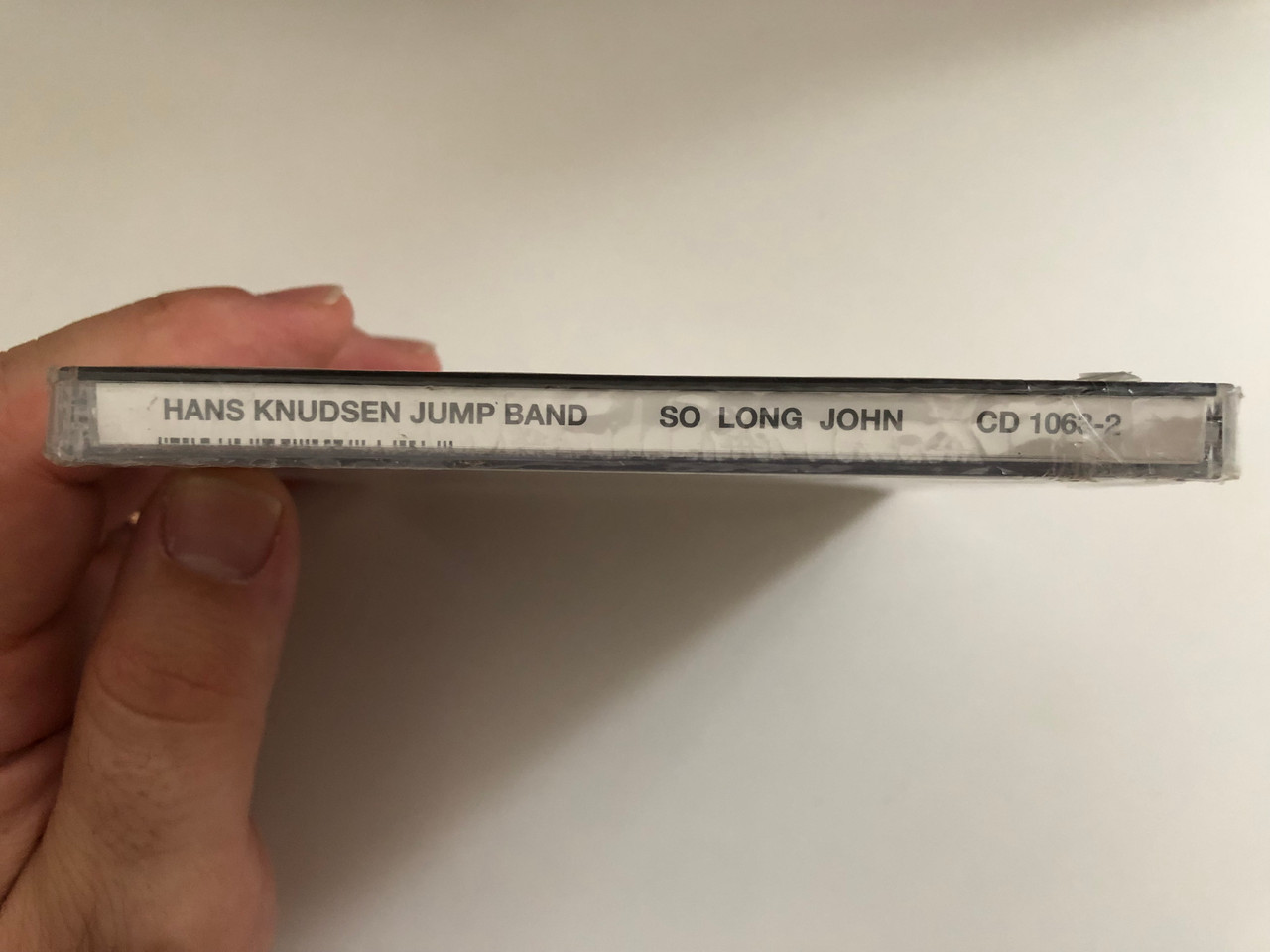 https://cdn10.bigcommerce.com/s-62bdpkt7pb/products/0/images/294880/So_Long_John_-_Hans_Knudsen_Jump_Band_Guest_Jacob_Fischer_Music_Mecca_Audio_CD_1994_CD_1063-2_3__96760.1692684893.1280.1280.JPG?c=2&_gl=1*1eocvx0*_ga*MjA2NTIxMjE2MC4xNTkwNTEyNTMy*_ga_WS2VZYPC6G*MTY5MjY4MjY1Ni4xMDM5LjEuMTY5MjY4NDczNi41My4wLjA.