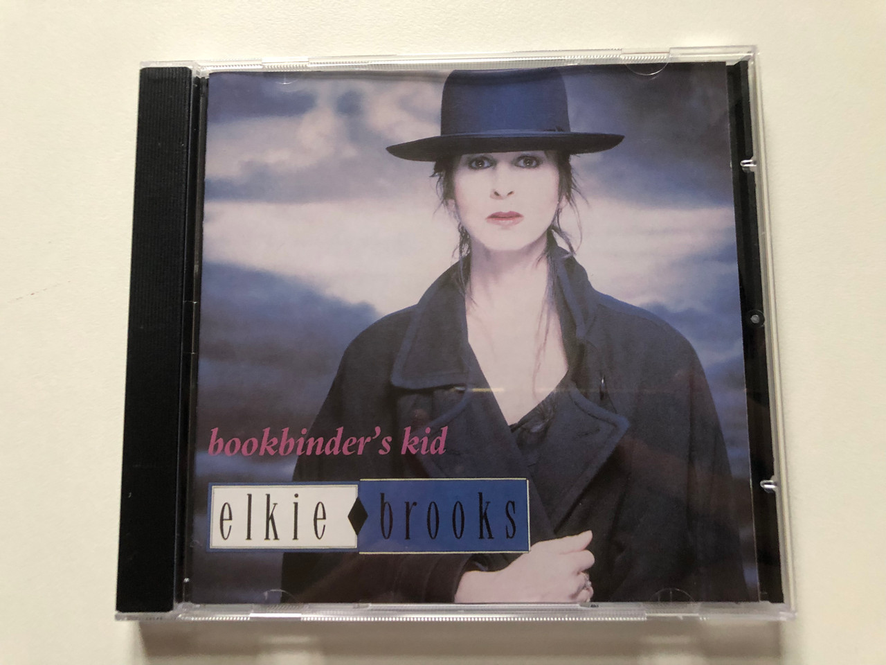 https://cdn10.bigcommerce.com/s-62bdpkt7pb/products/0/images/295853/Elkie_Brooks_Bookbinders_Kid_Essential_Records_Audio_CD_1999_ESM_CD_720_1__89805.1692963546.1280.1280.JPG?c=2&_gl=1*14fs26i*_ga*MjA2NTIxMjE2MC4xNTkwNTEyNTMy*_ga_WS2VZYPC6G*MTY5Mjk2Mjc1OC4xMDQ3LjEuMTY5Mjk2MzQzNy40NC4wLjA.