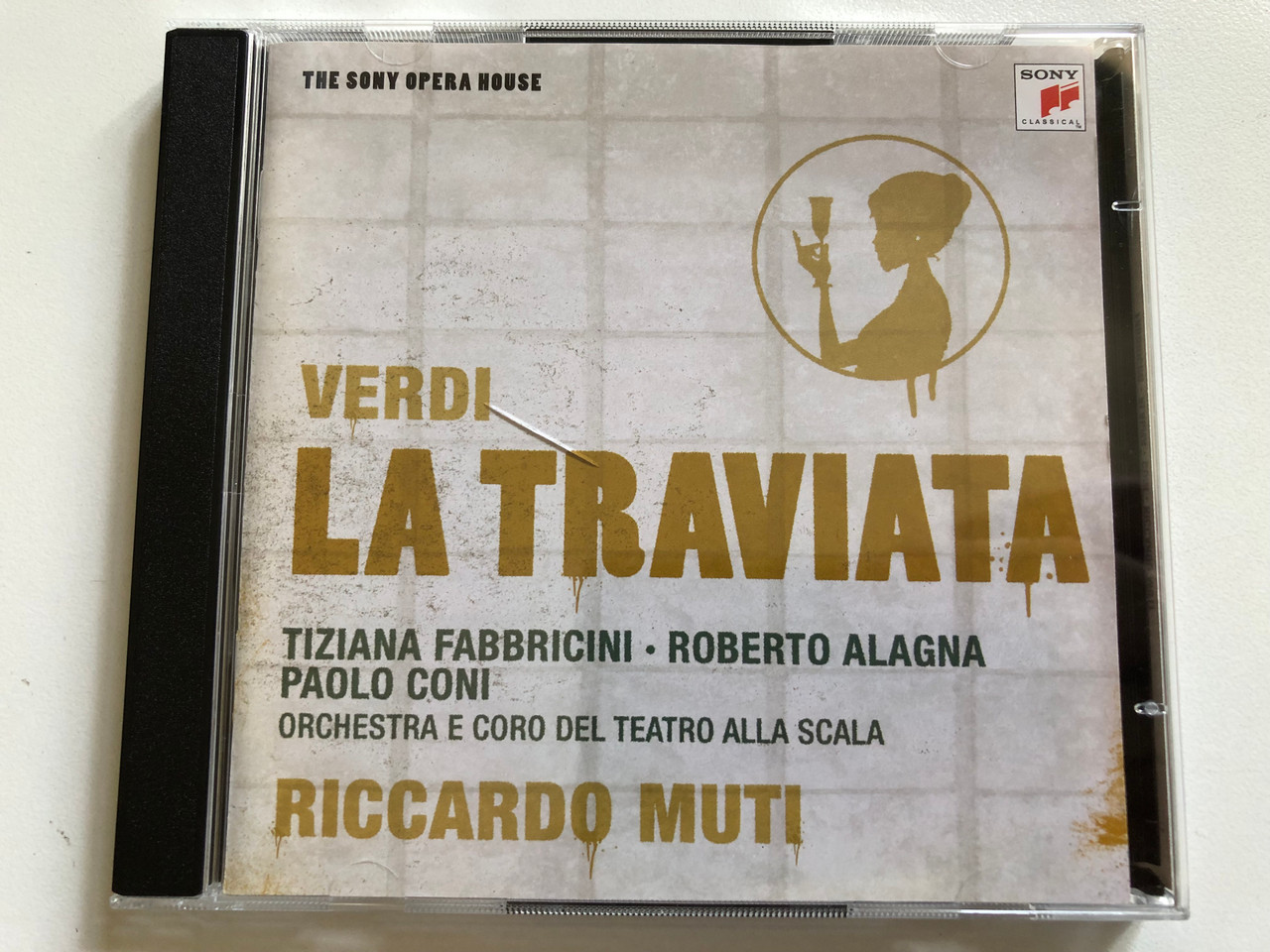https://cdn10.bigcommerce.com/s-62bdpkt7pb/products/0/images/297748/Verdi_La_Traviata_-_Tiziana_Fabbricini_Roberto_Alagna_Paolo_Coni_Orchestra_Del_Teatro_Alla_Scala_Riccardo_Muti_The_Sony_Opera_House_Sony_Classical_2x_Audio_CD_2009_88697581422_1__73275.1693509683.1280.1280.JPG?c=2&_gl=1*1rva8ho*_ga*MjA2NTIxMjE2MC4xNTkwNTEyNTMy*_ga_WS2VZYPC6G*MTY5MzQ5ODY0MC4xMDU0LjEuMTY5MzUwOTQ2OS43LjAuMA..