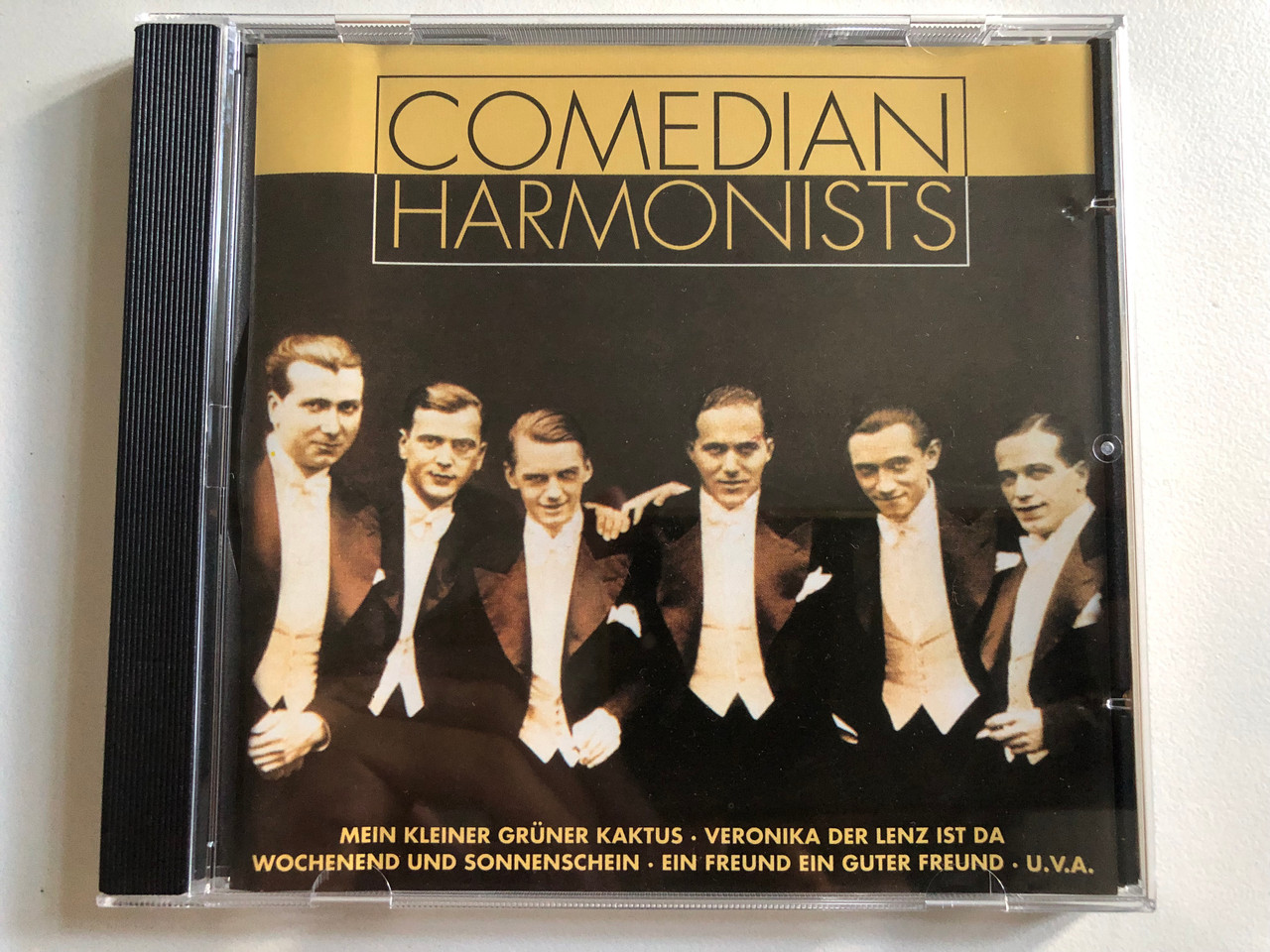 https://cdn10.bigcommerce.com/s-62bdpkt7pb/products/0/images/299193/Comedian_Harmonists_-_Mein_Kleiner_Grner_Kaktus_Veronika_Der_Lenz_Ist_Da_Wochenend_Und_Sonnenschein_Ein_Freund_Ein_Guter_Freund_u._v._a._Eurotrend_Audio_CD_Stereo_CD_157_1__46799.1694075546.1280.1280.JPG?c=2&_gl=1*1ivzc04*_ga*MjA2NTIxMjE2MC4xNTkwNTEyNTMy*_ga_WS2VZYPC6G*MTY5NDA2MzU2NS4xMDYxLjEuMTY5NDA3NTM5Ny4zNC4wLjA.