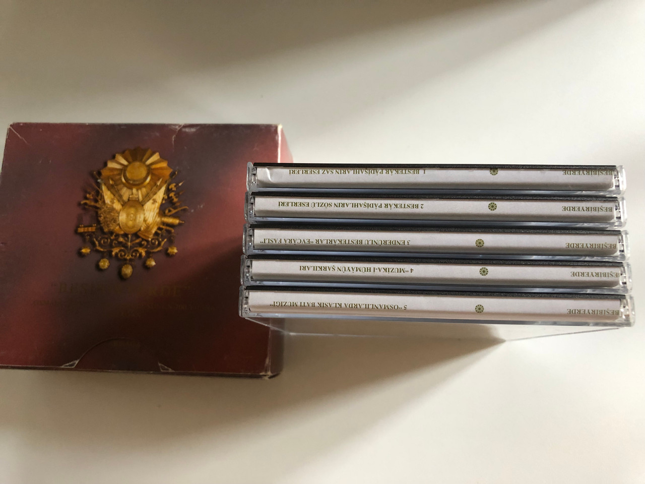 https://cdn10.bigcommerce.com/s-62bdpkt7pb/products/0/images/299275/Besibiryerde_5x_Audio_CD_Box_Set_4__20000.1694153386.1280.1280.JPG?c=2&_gl=1*sm34ql*_ga*MjA2NTIxMjE2MC4xNTkwNTEyNTMy*_ga_WS2VZYPC6G*MTY5NDE0NDQwMy4xMDYzLjEuMTY5NDE1MzQ4Ni42MC4wLjA.