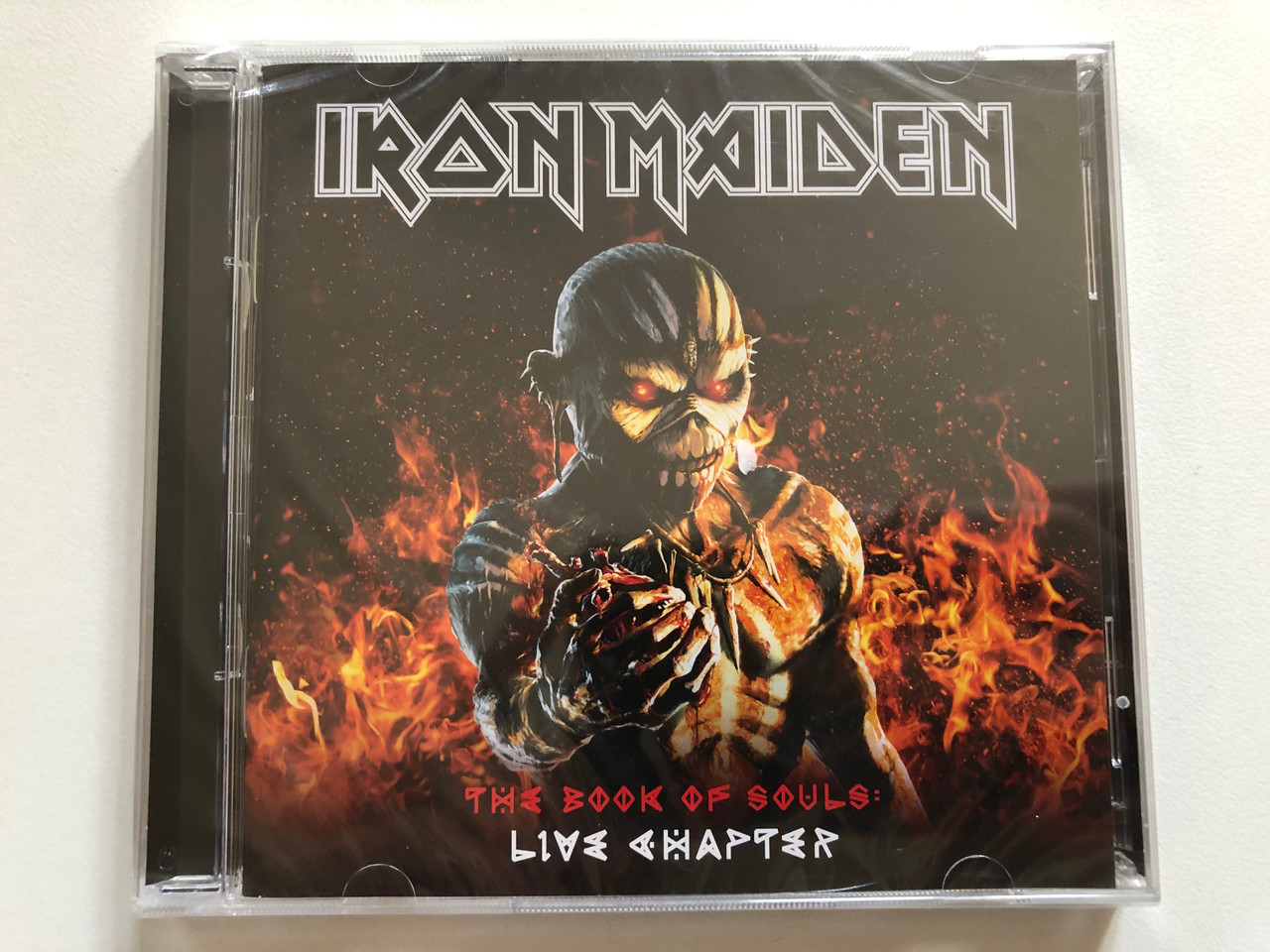 https://cdn10.bigcommerce.com/s-62bdpkt7pb/products/0/images/300823/Iron_Maiden_The_Book_Of_Souls_Live_Chapter_Parlophone_2x_Audio_CD_2017_0190295760885_1__49329.1694526257.1280.1280.JPG?c=2&_gl=1*10mfwqu*_ga*MjA2NTIxMjE2MC4xNTkwNTEyNTMy*_ga_WS2VZYPC6G*MTY5NDUyMzU2MS4xMDY2LjEuMTY5NDUyNjE1Ny41OS4wLjA.