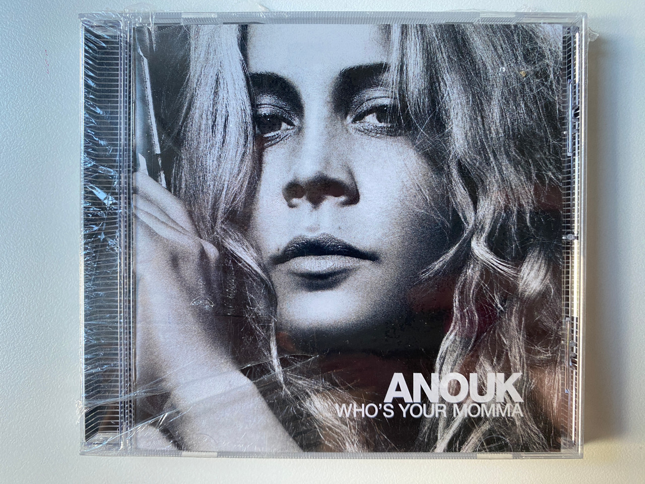 https://cdn10.bigcommerce.com/s-62bdpkt7pb/products/0/images/302069/Anouk_Whos_Your_Momma_EMI_Audio_CD_2007_5099950922321_1__17857.1695972381.1280.1280.jpg?c=2&_gl=1*2na22y*_ga*MjA2NTIxMjE2MC4xNTkwNTEyNTMy*_ga_WS2VZYPC6G*MTY5NTk2Nzc2My4xMDc2LjEuMTY5NTk3MjE2Ny41MC4wLjA.