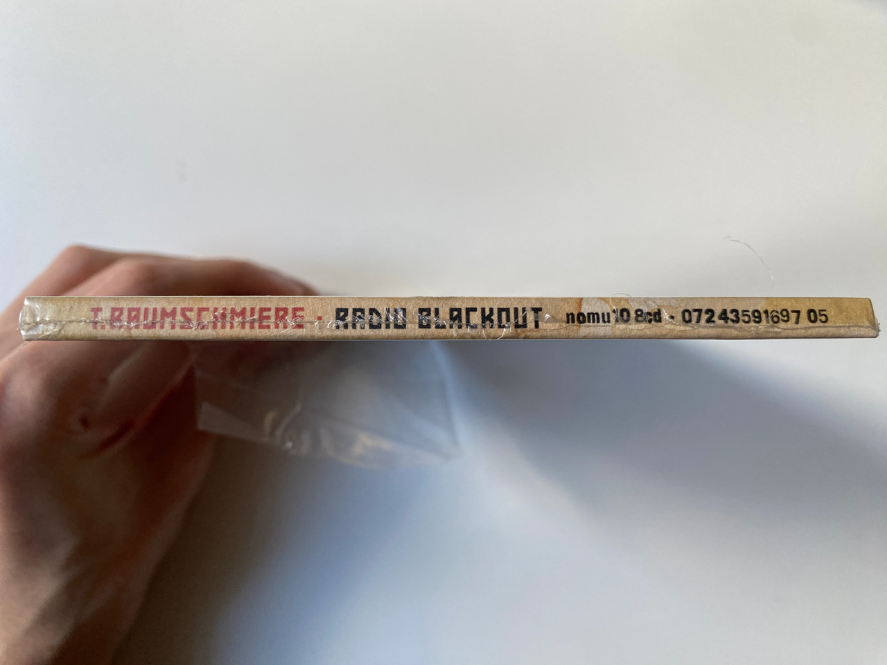 https://cdn10.bigcommerce.com/s-62bdpkt7pb/products/0/images/302089/T.Raumschmiere_Radio_Blackout_NovaMute_Audio_CD_2003_nomu10_8cd_3__18789.1695975362.1280.1280.jpg?c=2&_gl=1*12fefgk*_ga*MjA2NTIxMjE2MC4xNTkwNTEyNTMy*_ga_WS2VZYPC6G*MTY5NTk2Nzc2My4xMDc2LjEuMTY5NTk3NTEwMC41MC4wLjA.