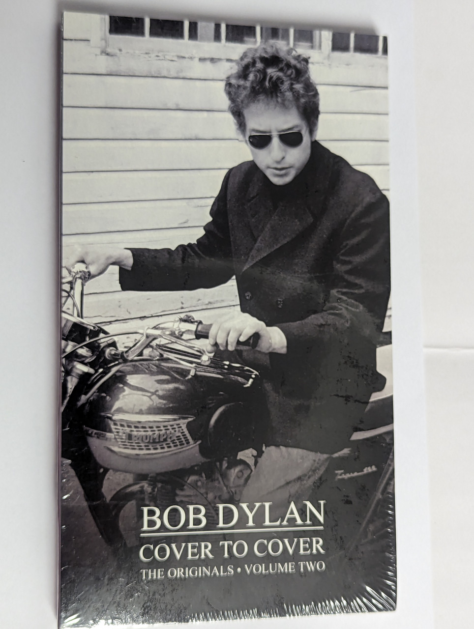 https://cdn10.bigcommerce.com/s-62bdpkt7pb/products/0/images/302536/Bob_Dylan_Cover_To_Cover_-_The_Originals_Volume_Two_Mischief_Music_4x_Audio_CD_2011_MMLTDBOX13_1__54285.1696495053.1280.1280.jpg?c=2&_gl=1*1ih4euh*_ga*MjA2NTIxMjE2MC4xNTkwNTEyNTMy*_ga_WS2VZYPC6G*MTY5NjQ5NDU2NS4xMDg4LjAuMTY5NjQ5NDg3Ni42MC4wLjA.