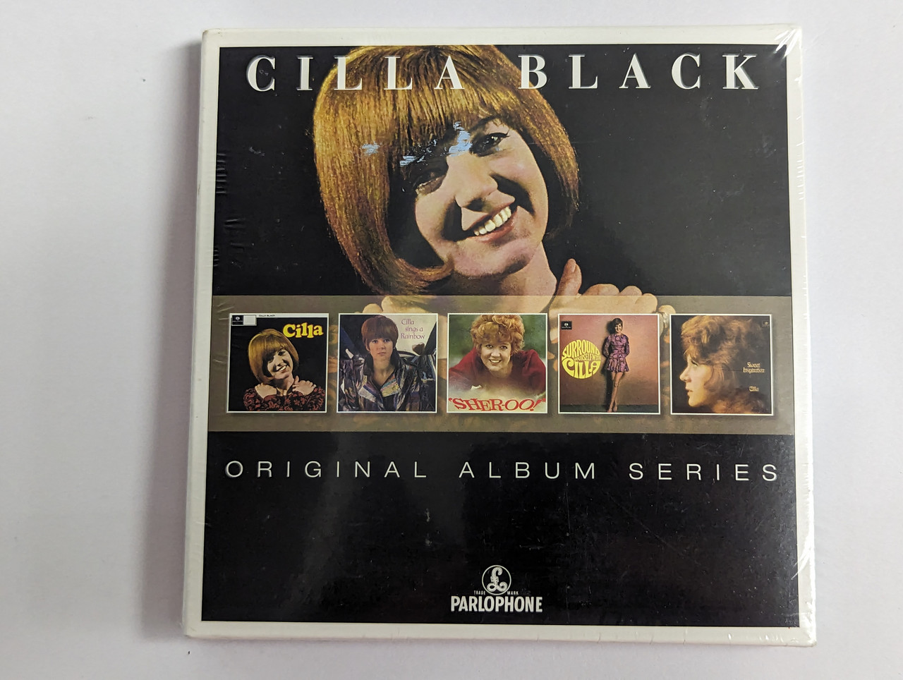 https://cdn10.bigcommerce.com/s-62bdpkt7pb/products/0/images/302575/Cilla_Black_Original_Album_Series_Parlophone_5x_Audio_CD_Box_Set_2015_0825646014200_1__53582.1696510467.1280.1280.jpg?c=2&_gl=1*91efdw*_ga*MjA2NTIxMjE2MC4xNTkwNTEyNTMy*_ga_WS2VZYPC6G*MTY5NjUxMDI4Ny4xMDg5LjAuMTY5NjUxMDMzNS4xMi4wLjA.