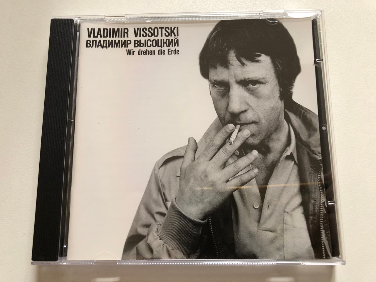 https://cdn10.bigcommerce.com/s-62bdpkt7pb/products/0/images/310577/Vladimir_Vissotski_Wir_Drehen_Die_Erde_plne_Audio_CD_1988_88605_1__81391.1699390866.1280.1280.JPG?c=2