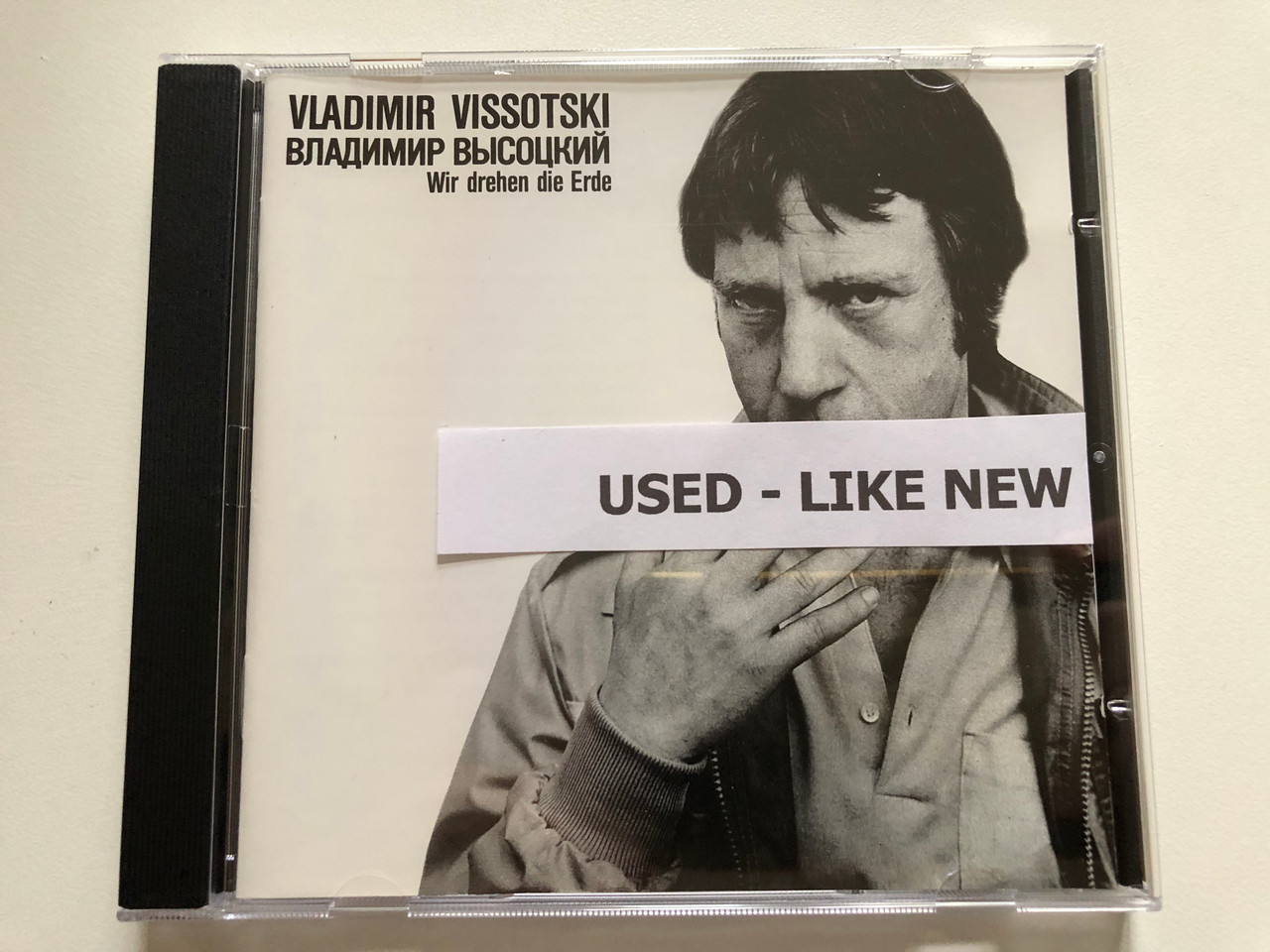 https://cdn10.bigcommerce.com/s-62bdpkt7pb/products/0/images/310580/Vladimir_Vissotski_Wir_Drehen_Die_Erde_plne_Audio_CD_1988_88605_4__13487.1699390890.1280.1280.JPG?c=2