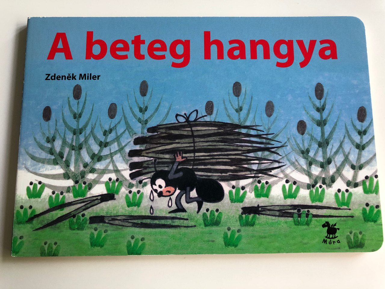 A beteg hangya by Zdenek Miler / Hungarian translation of Polámal se  mraveneček / Hungarian Board book for children / Móra 2006 -  bibleinmylanguage