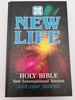 New Life Holy Bible - New International Version with colour features / NIV Holy Bible / Hardcover / NIV043PCHY / Practical Guidance for every day, One-year Bible reading plan, Bible history outline, Short summaries of Bible themes (0564059935) 