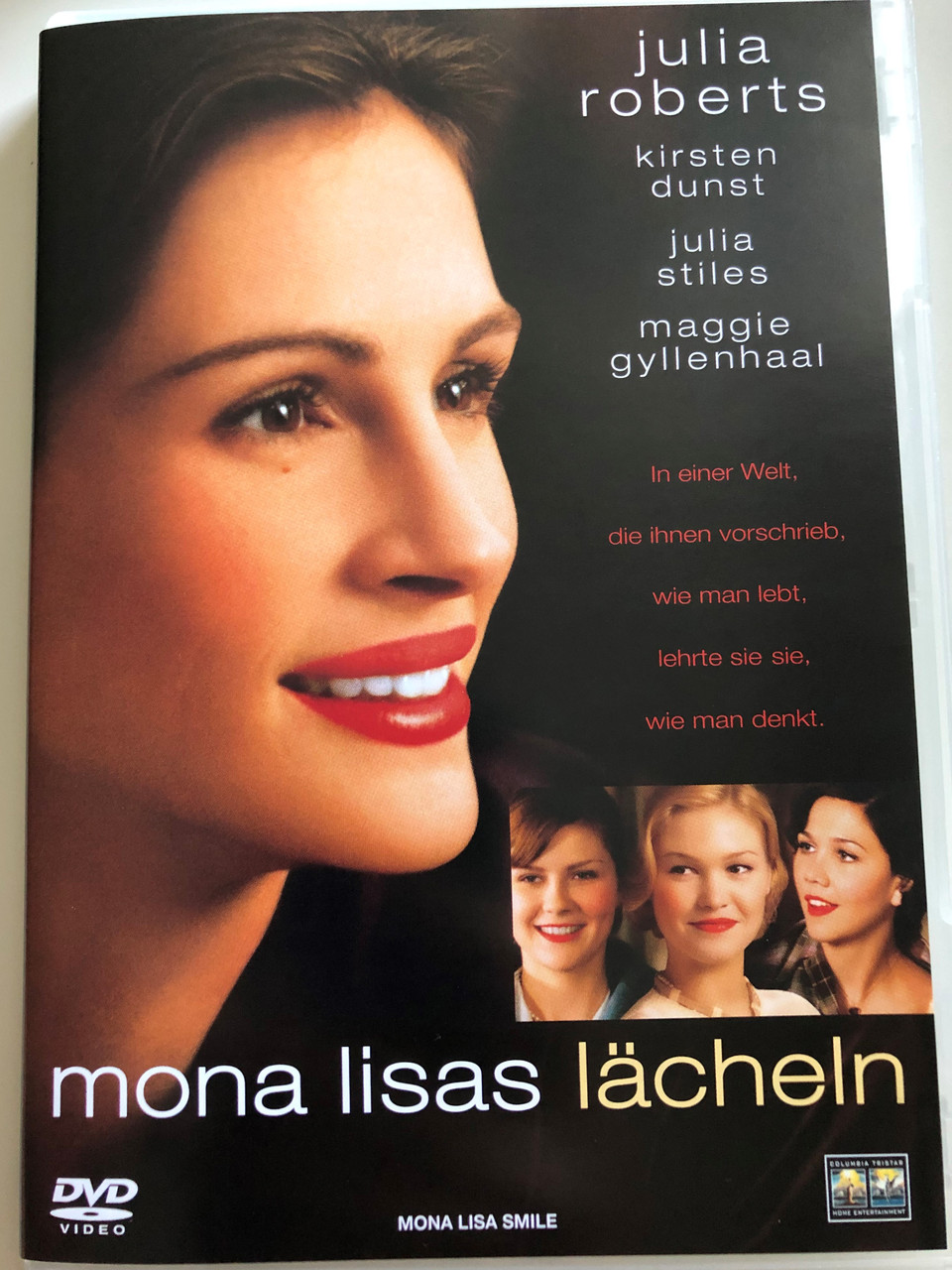 Mona Lisa Smile DVD 2003 Mona Lisas Lächeln / Directed by Mike Newell /  Starring: Julia Roberts, Kirsten Dunst, Julia Stiles, Maggie Gyllenhaal -  bibleinmylanguage